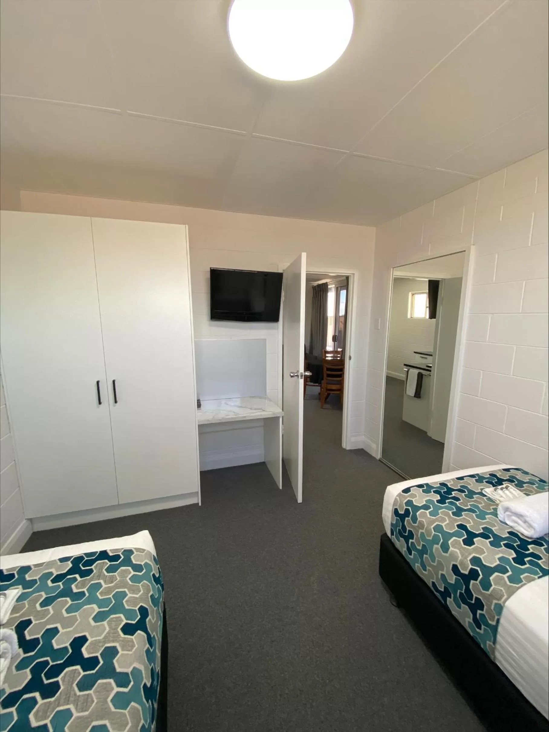 Bed in Hilltop Motel