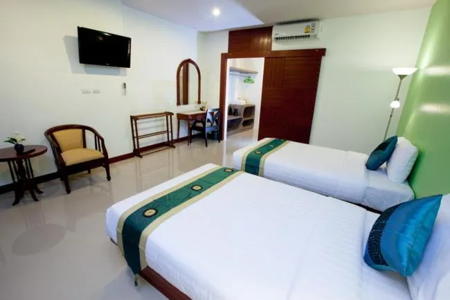 Shower, Bed in The BluEco Hotel SHA Plus