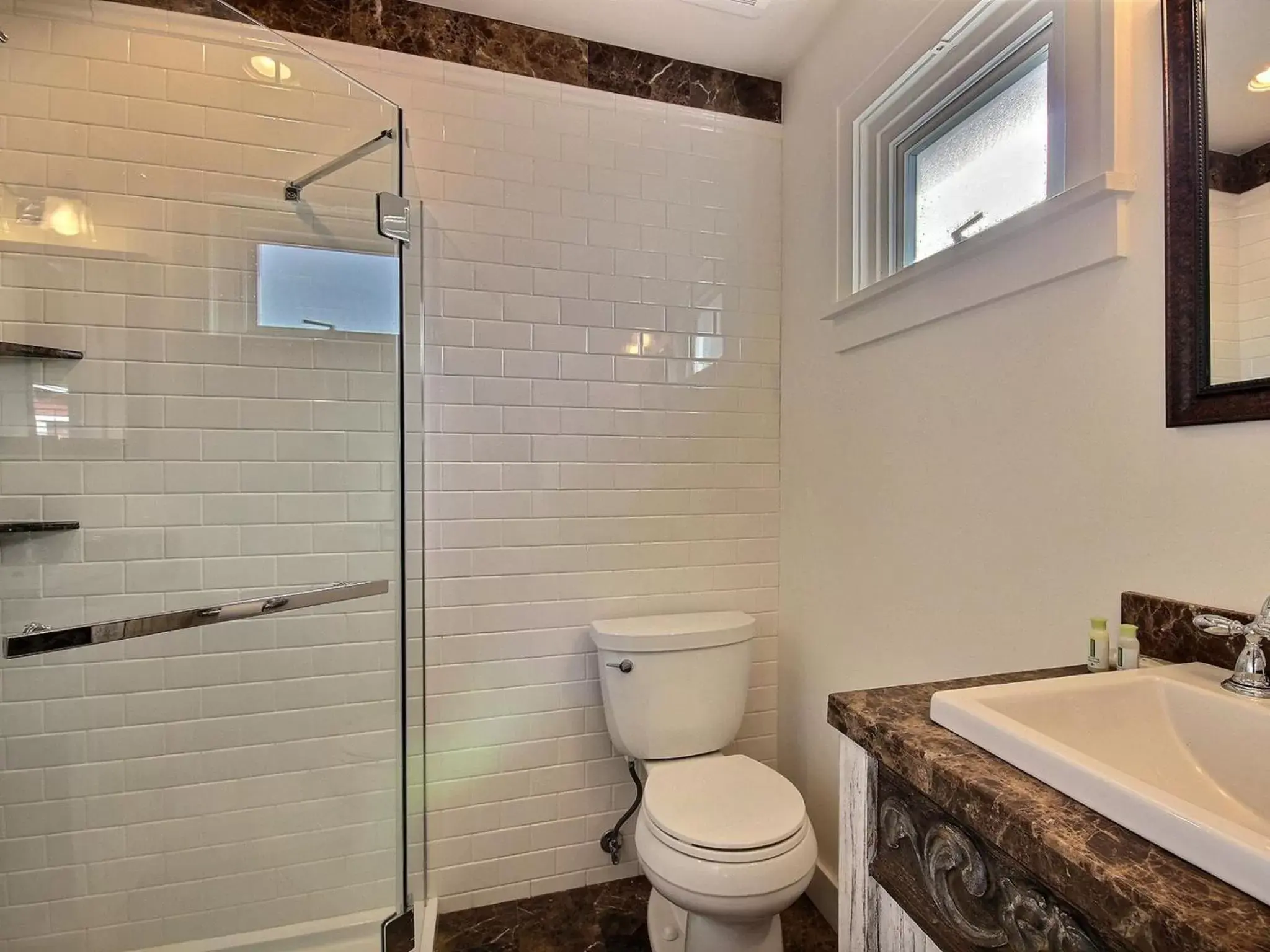 Shower, Bathroom in Pitchwood Inn