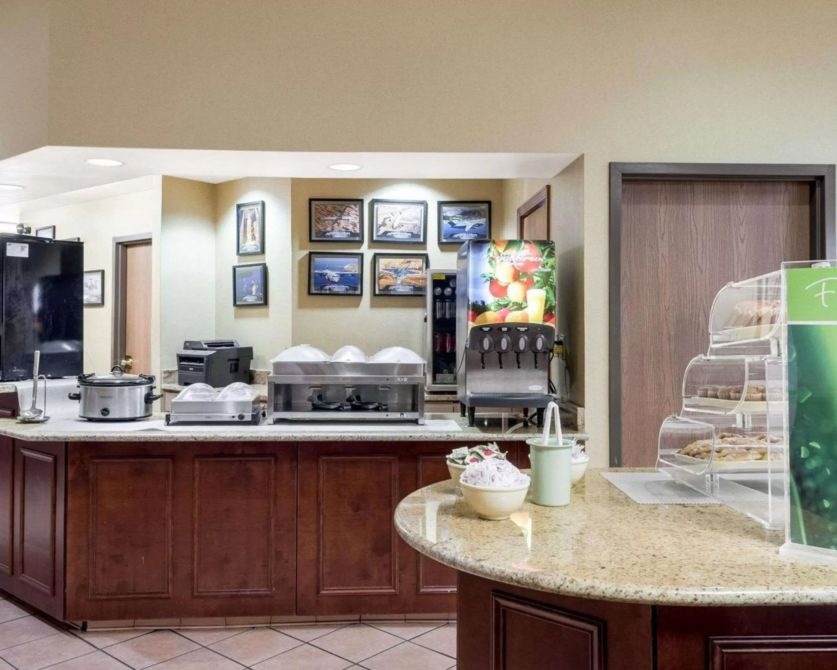 Restaurant/Places to Eat in Quality Inn Columbus