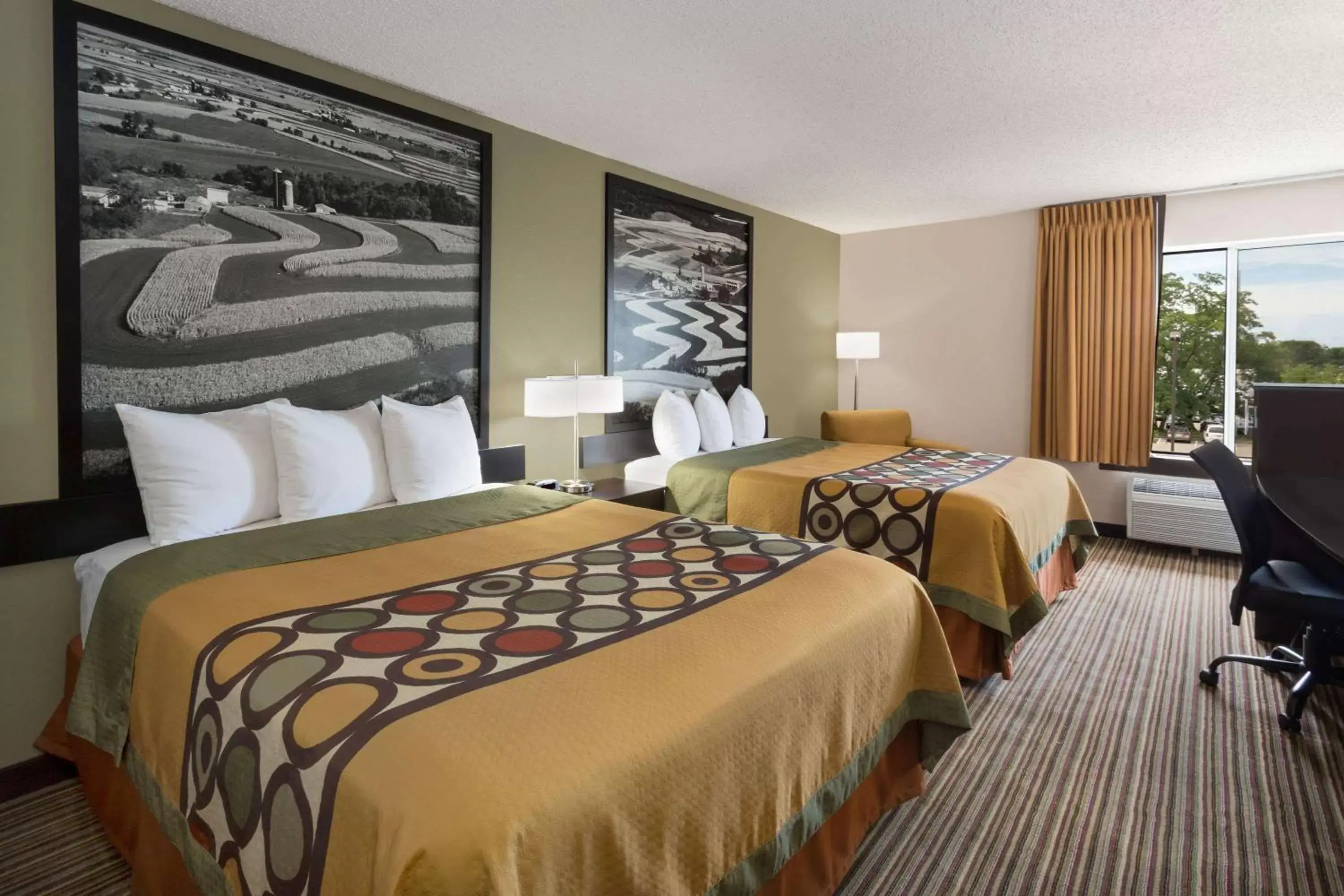 Photo of the whole room, Bed in Super 8 by Wyndham Madison South