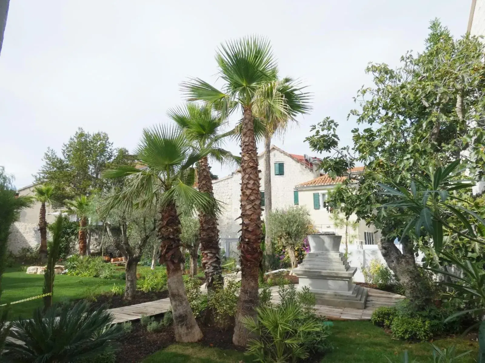 Garden, Property Building in Divota Apartment Hotel