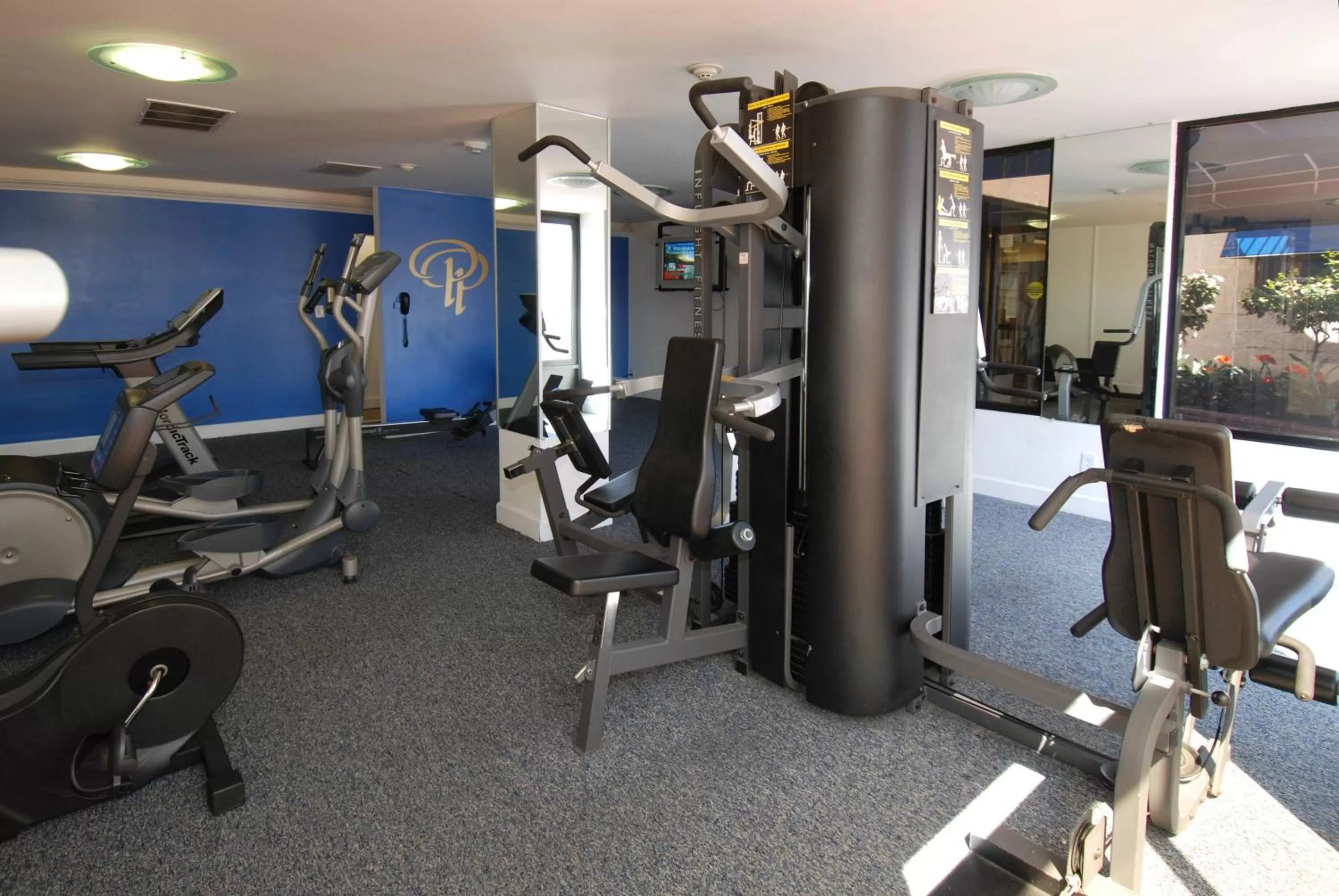 Fitness centre/facilities in Oakland Airport Executive Hotel