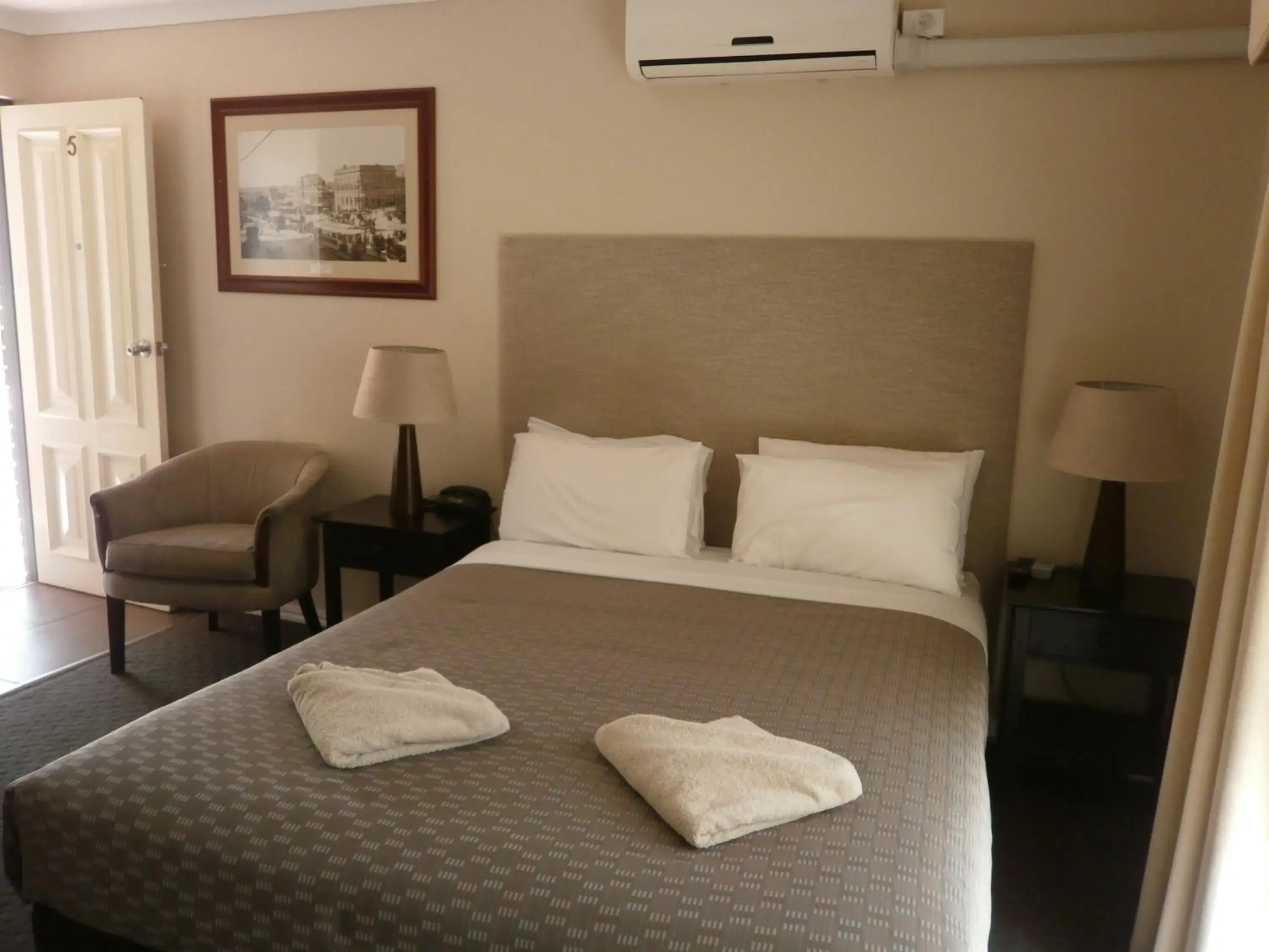 Photo of the whole room, Bed in Central City Motor Inn Ballarat