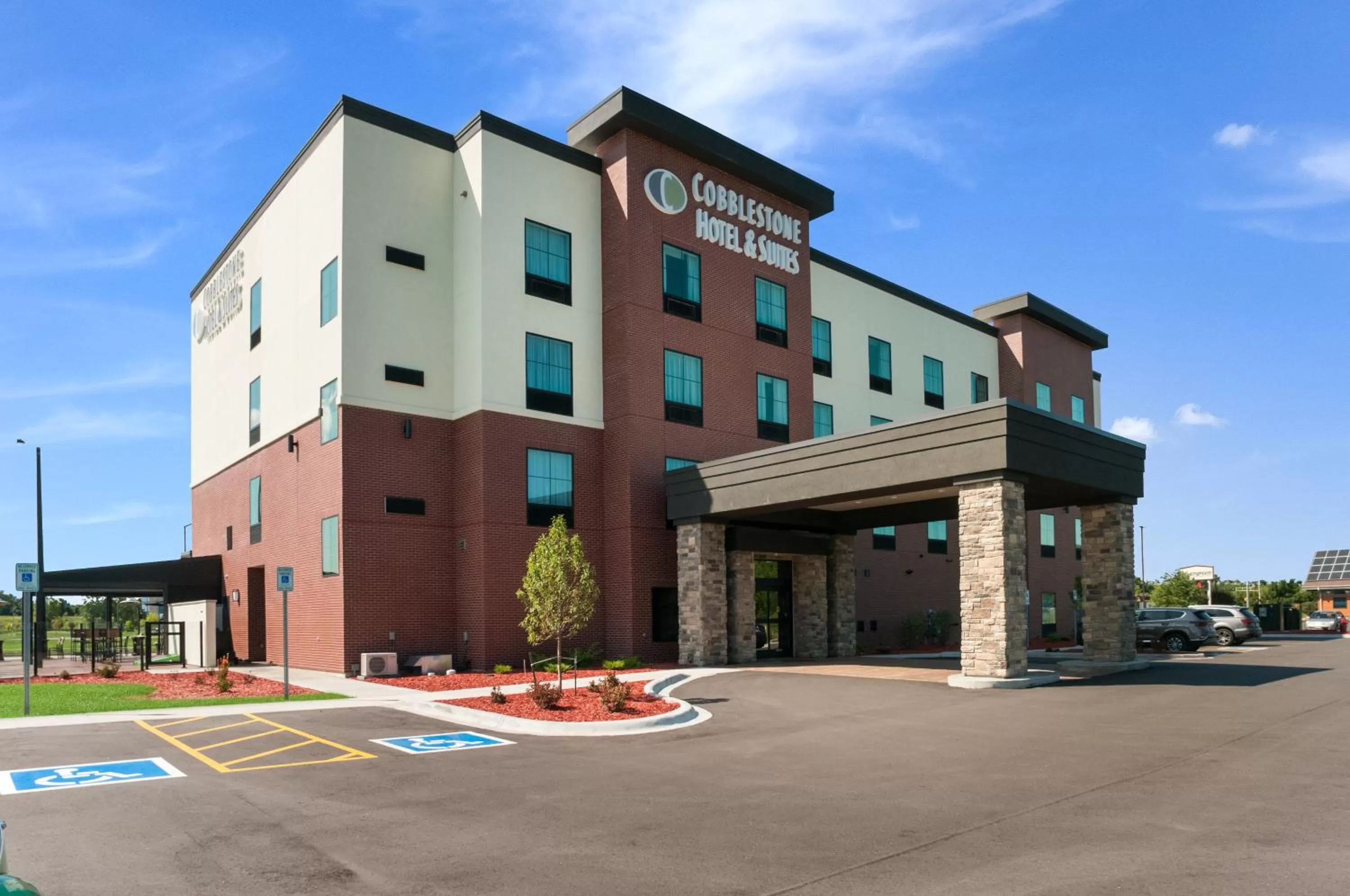 Facade/entrance in Cobblestone Hotel & Suites Appleton International Airport