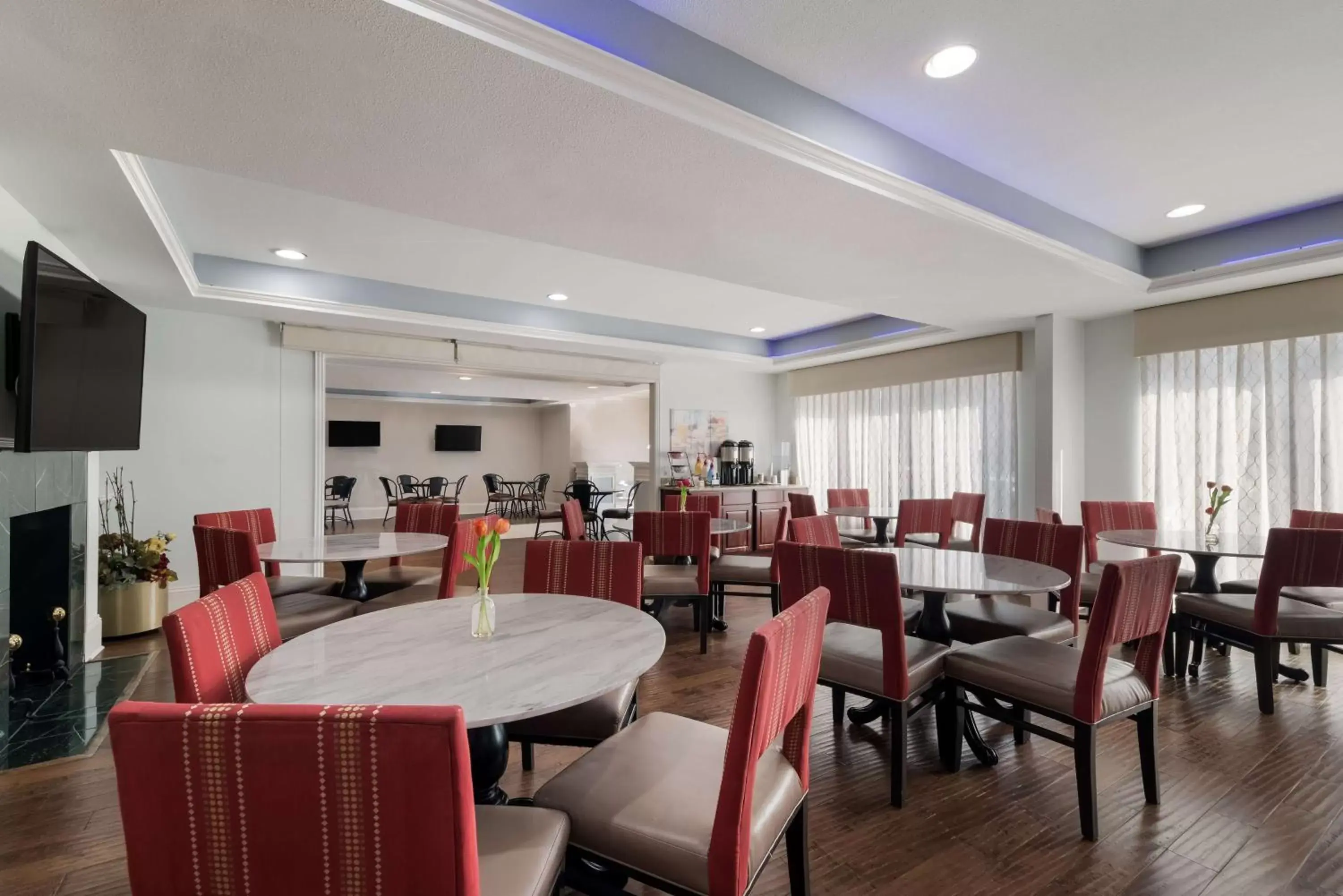 Restaurant/Places to Eat in SureStay Plus Hotel by Best Western Plano