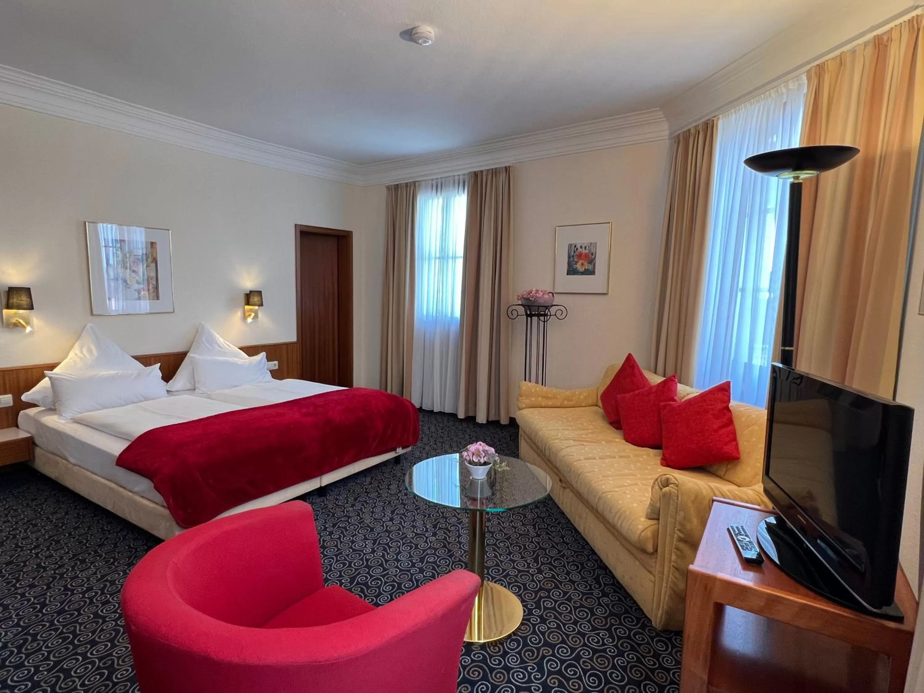 Photo of the whole room, Bed in Stadthotel