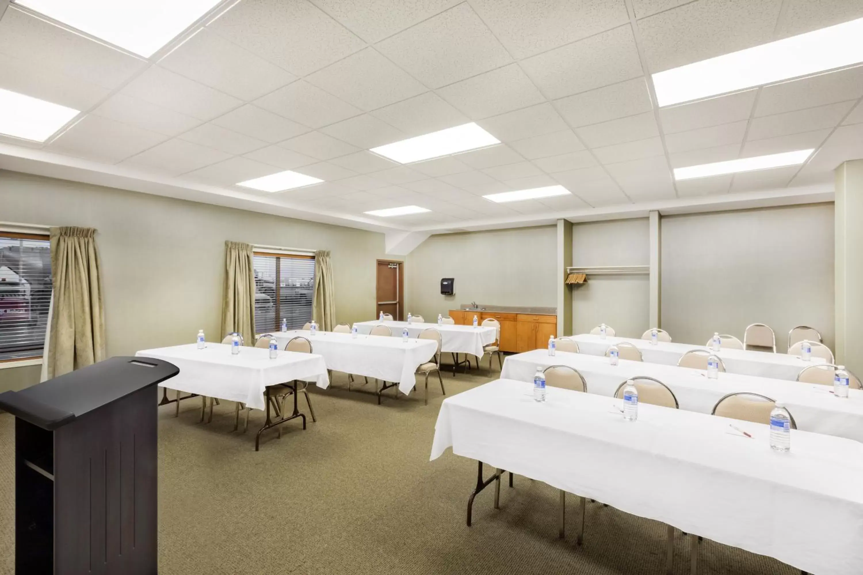 Banquet/Function facilities, Business Area/Conference Room in Ramada by Wyndham Clairmont/Grande Prairie