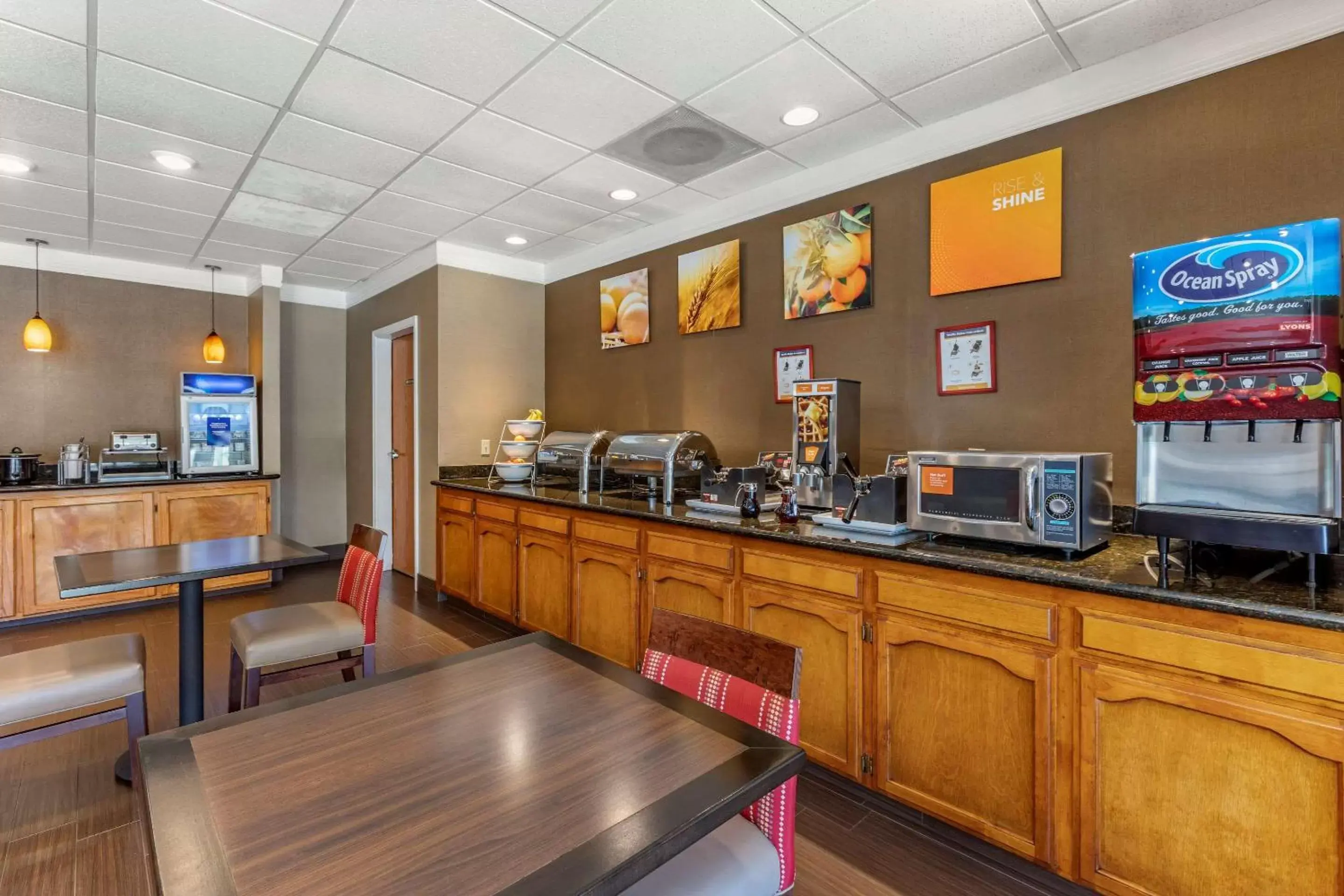 Restaurant/Places to Eat in Comfort Suites Visalia Convention Center