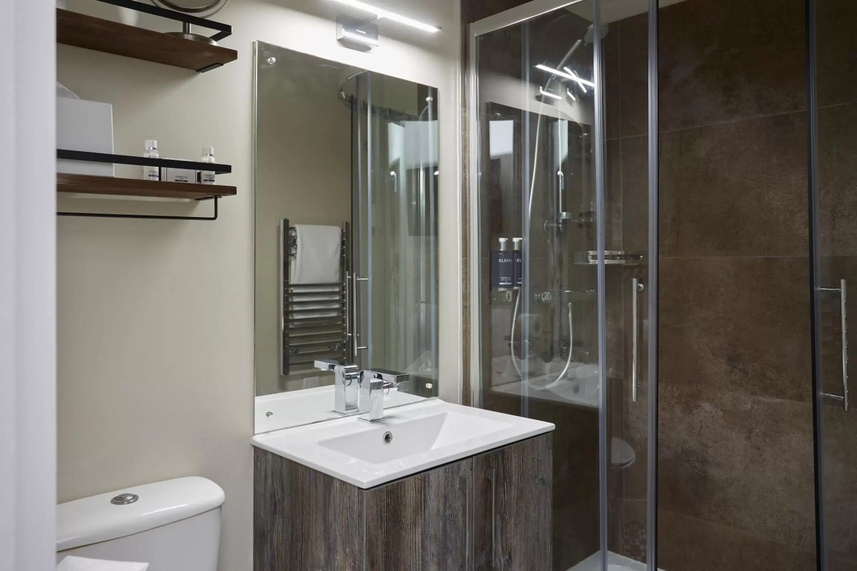Shower, Bathroom in Sentry Mead Hotel