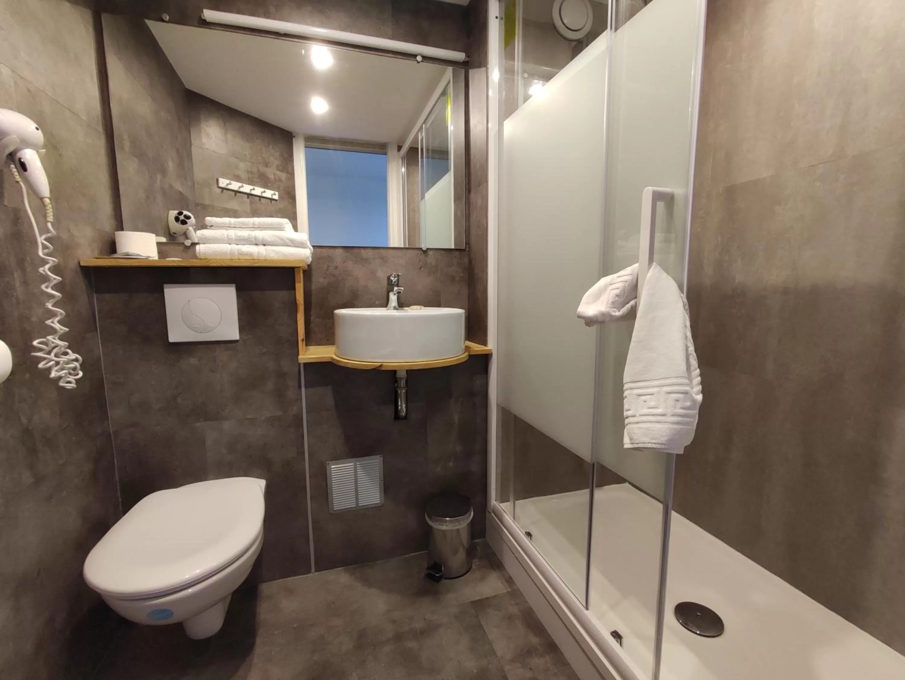 Shower in Contact Hôtel Le Provençal Bordeaux Lac