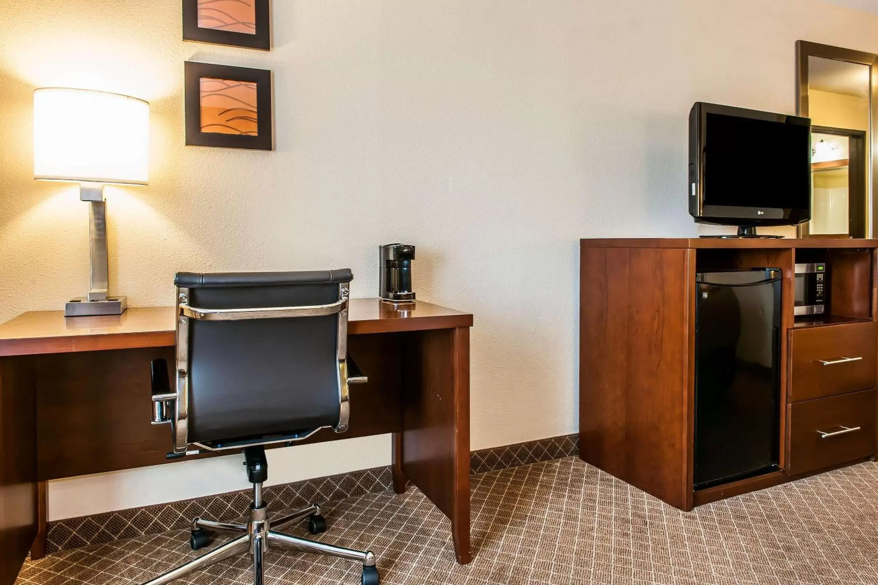 Photo of the whole room, TV/Entertainment Center in Comfort Inn East Pickerington