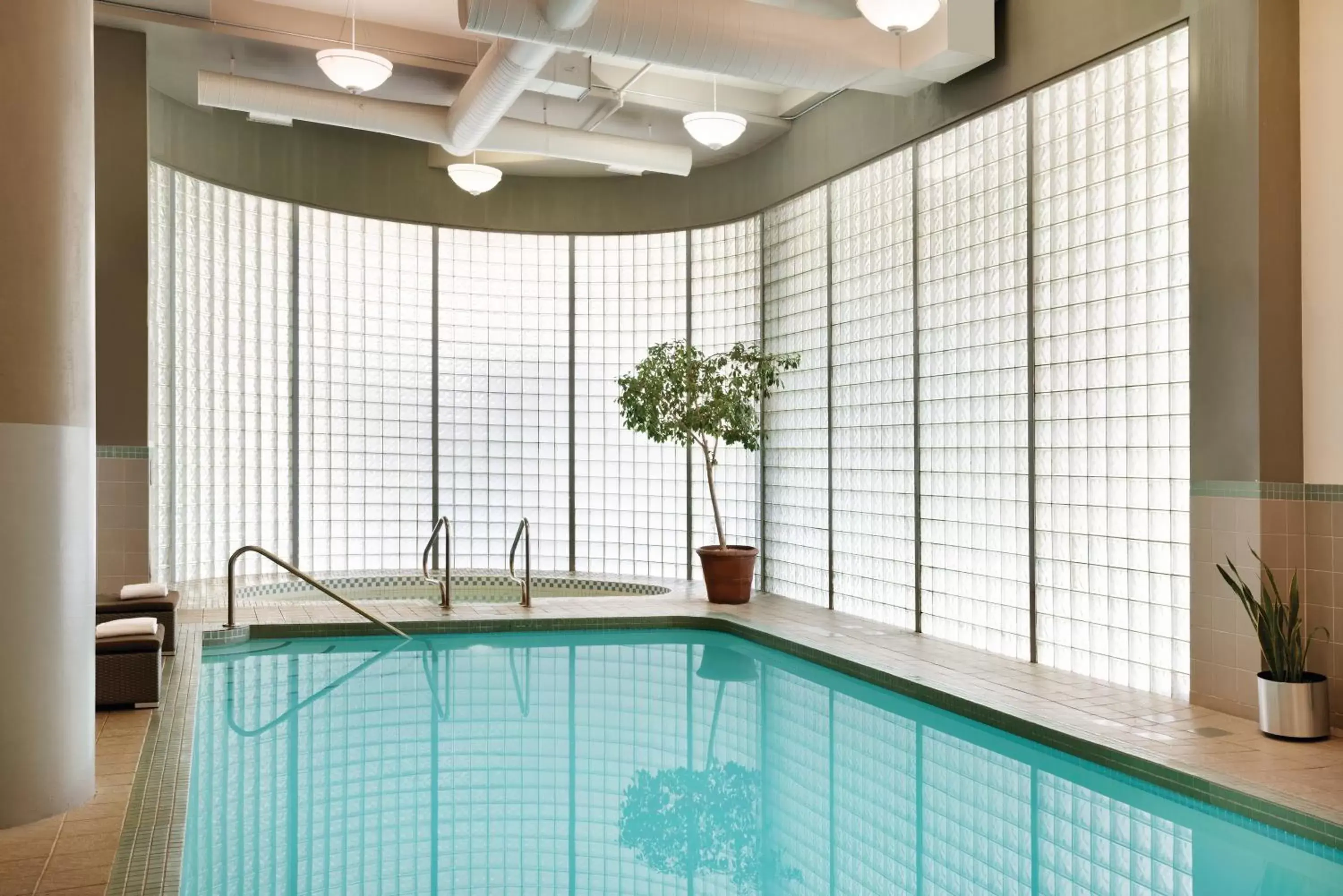 , Swimming Pool in Radisson Hotel Vancouver Airport