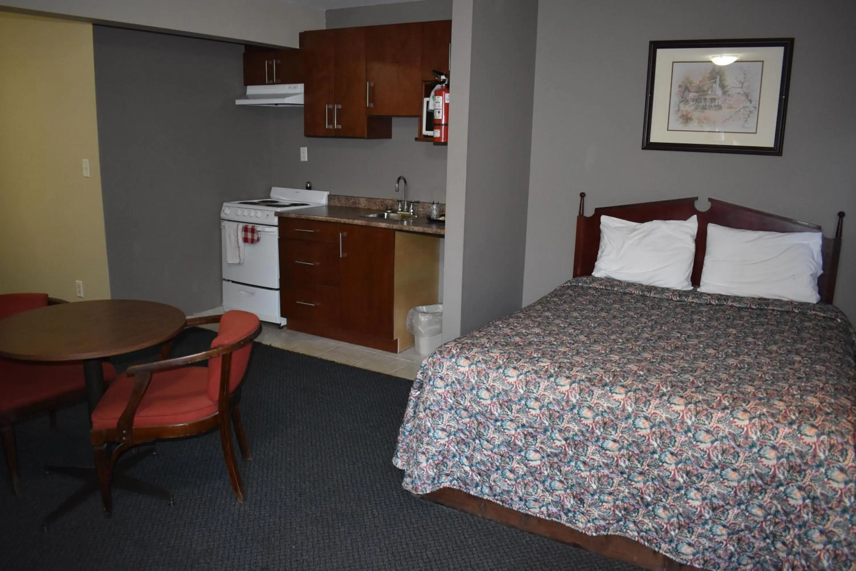 Kitchen or kitchenette, Bed in Hope Inn and Suites