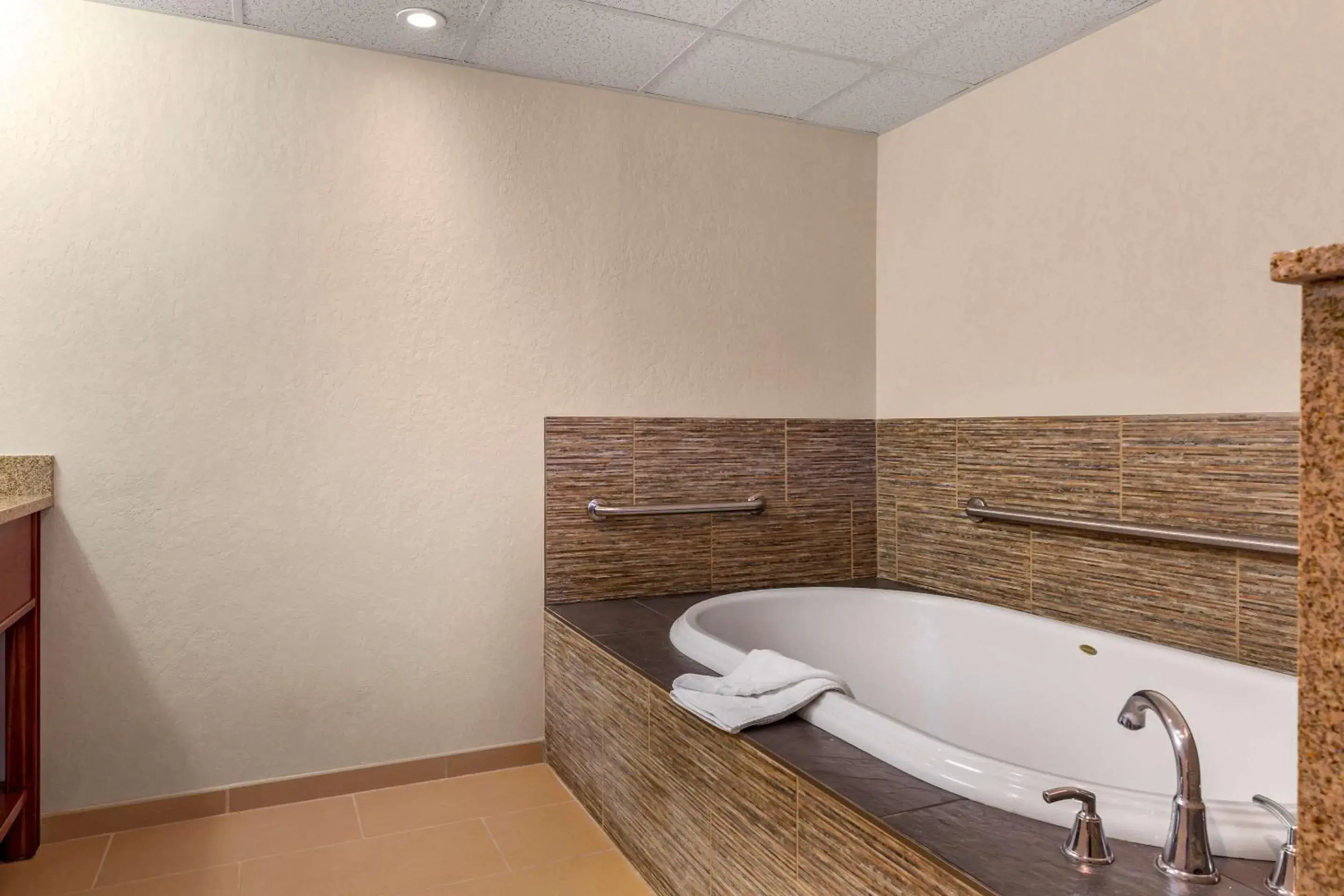 Photo of the whole room, Bathroom in Comfort Inn Foxboro - Mansfield