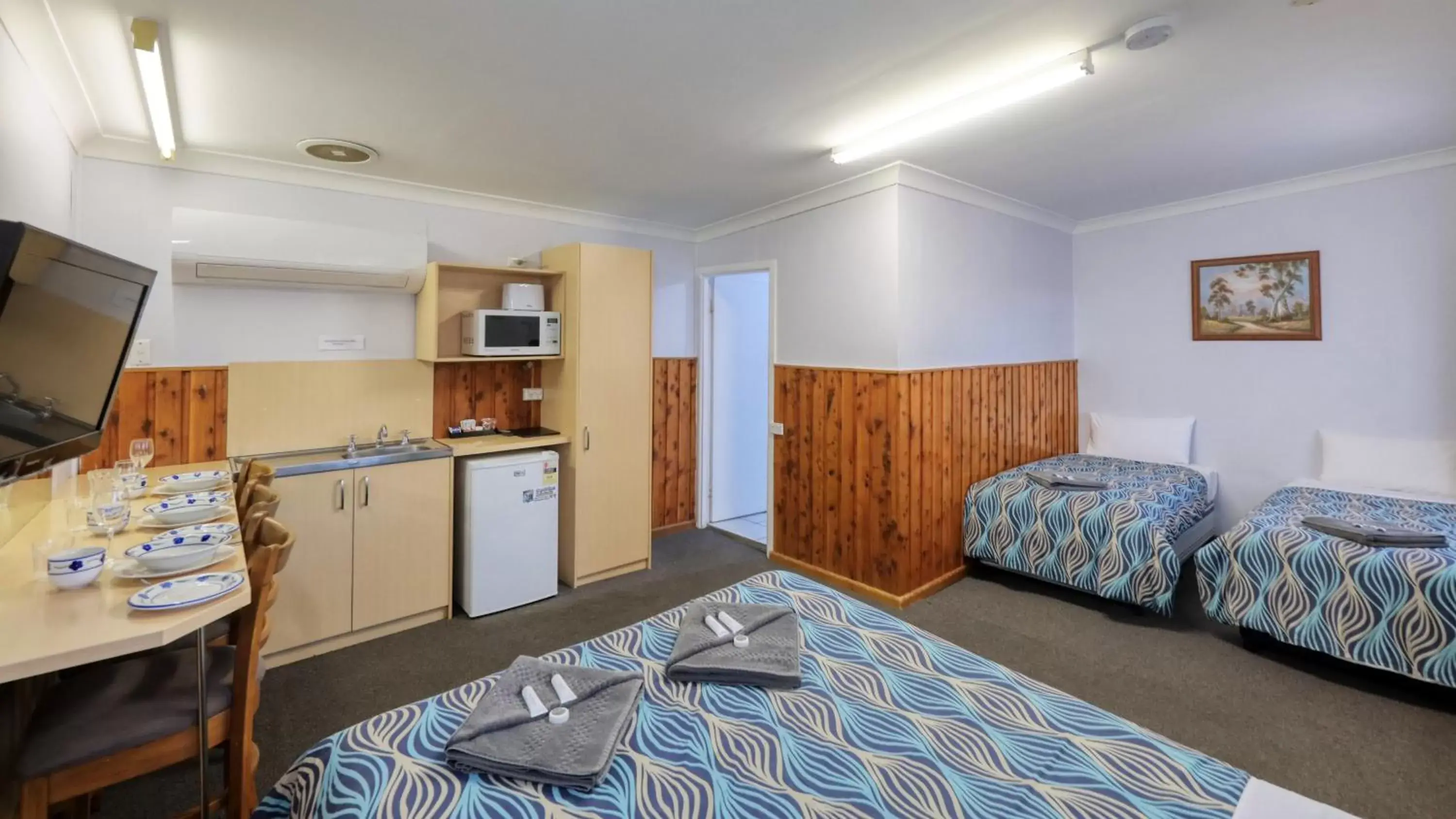 Bed in Darling River Motel
