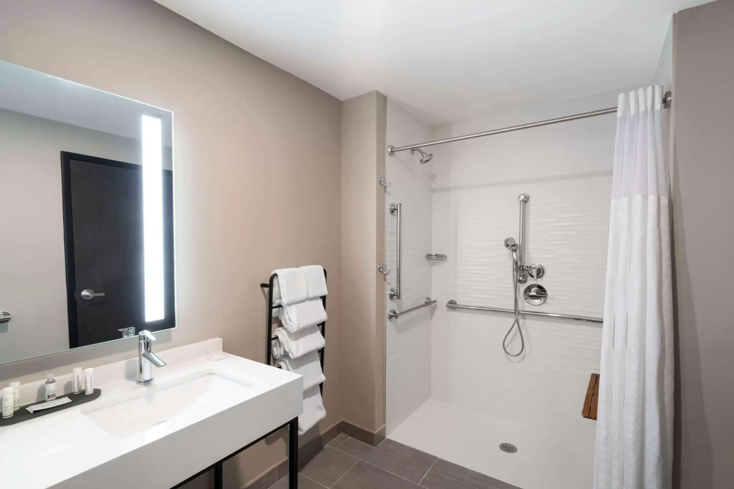 Shower, Bathroom in La Quinta Inn & Suites by Wyndham Nashville Downtown Stadium