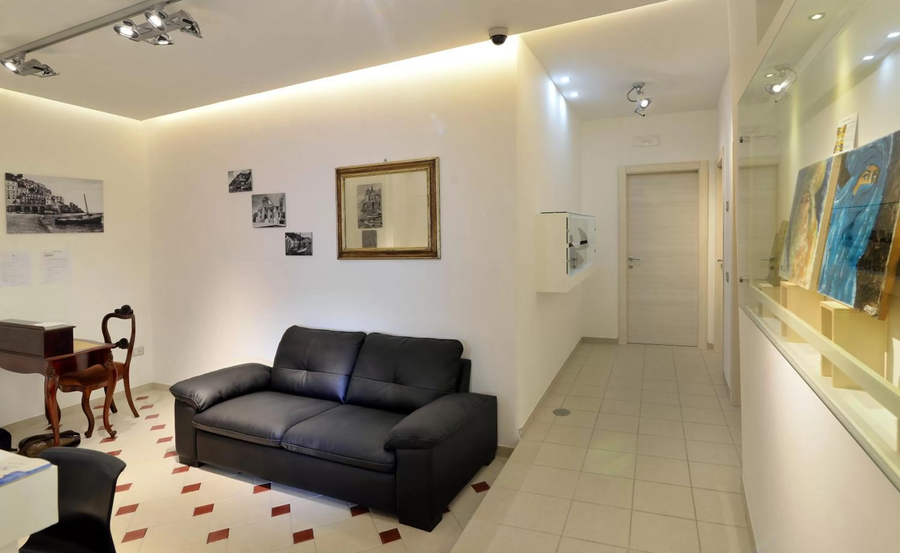 Communal lounge/ TV room in Santi e Saraceni Rooms