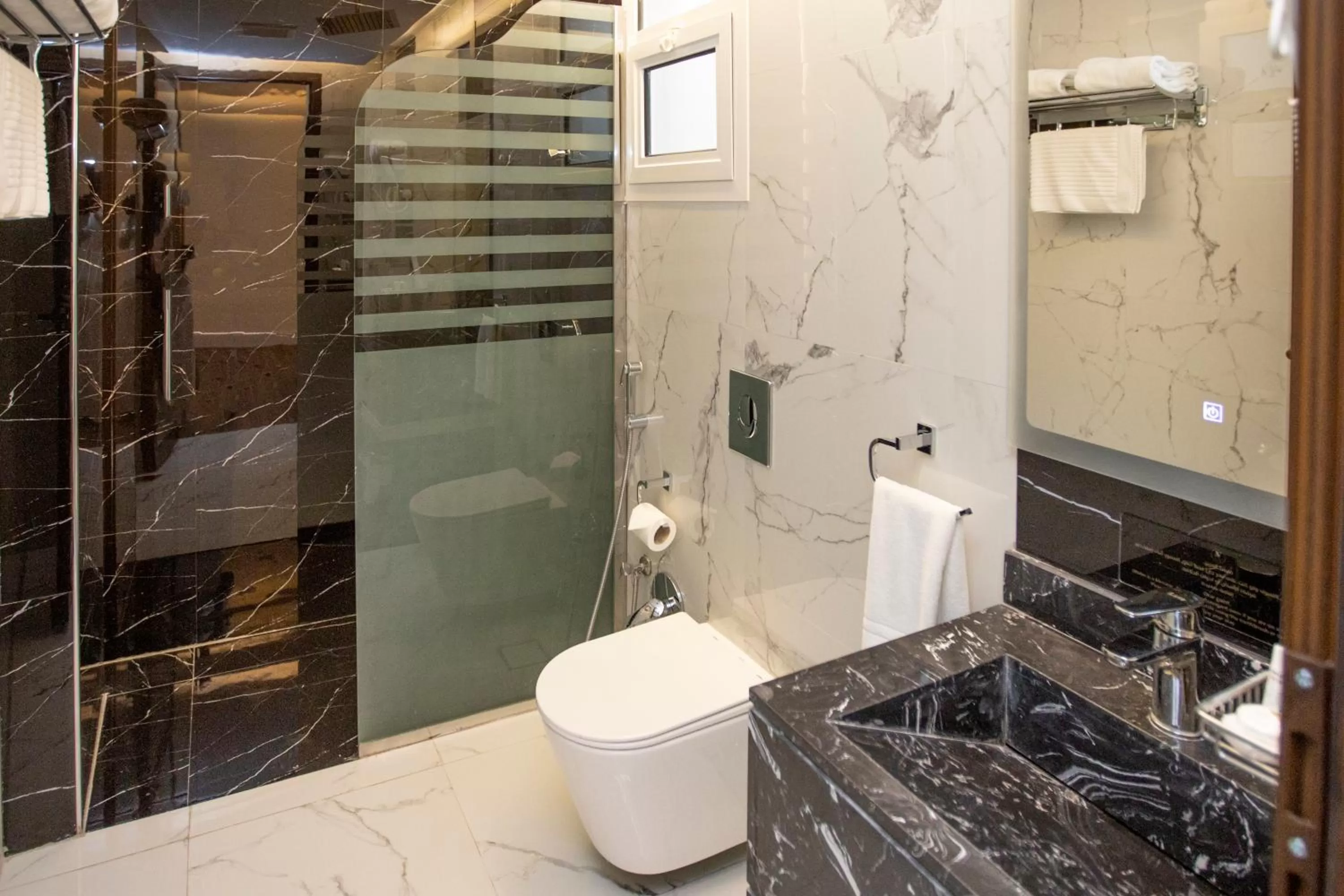 Luxury Night Al Mounisea