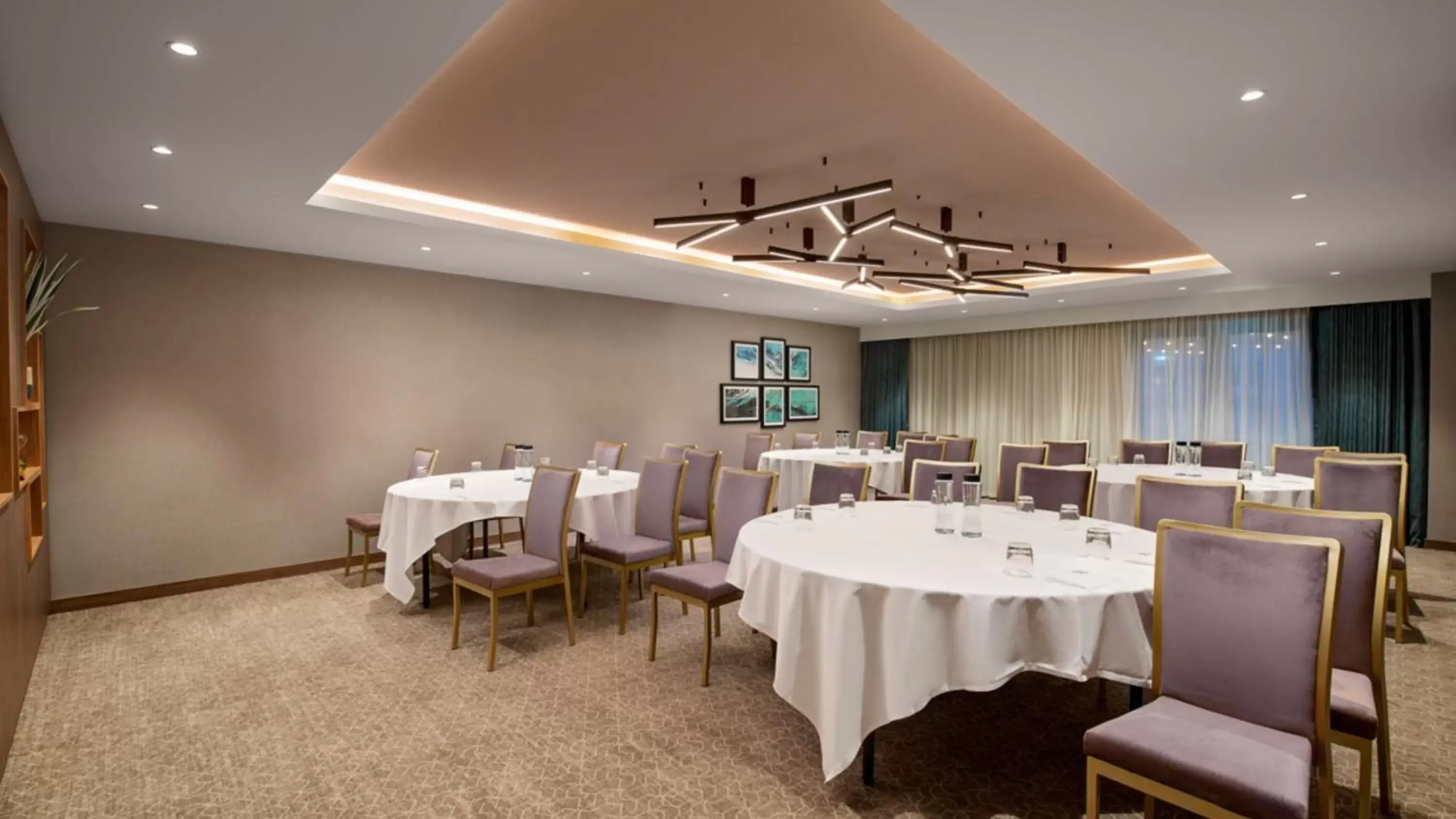 Meeting/conference room in Holiday Inn London Gatwick - Worth, an IHG Hotel