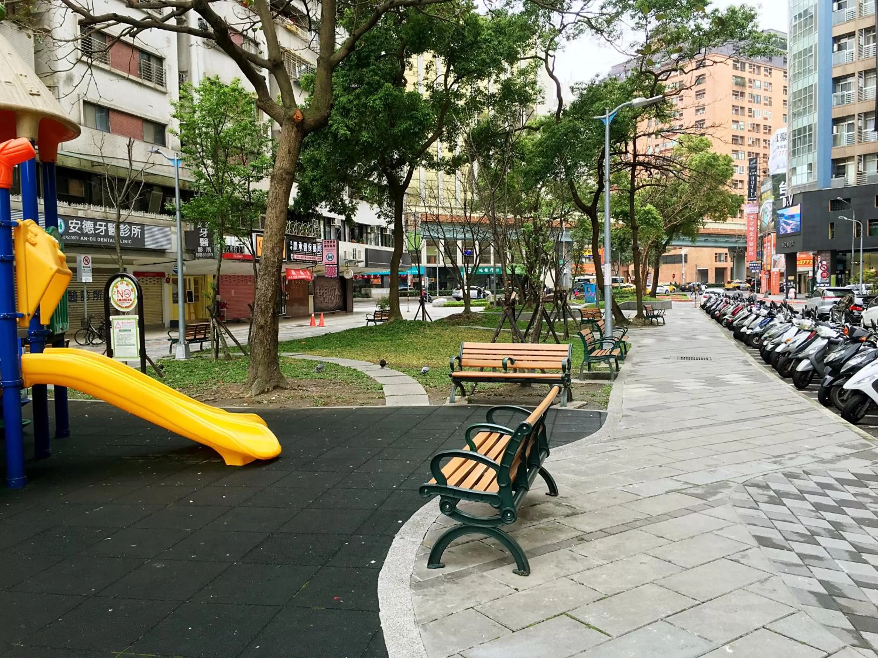 Garden in Amici hotel Six Star Hostel