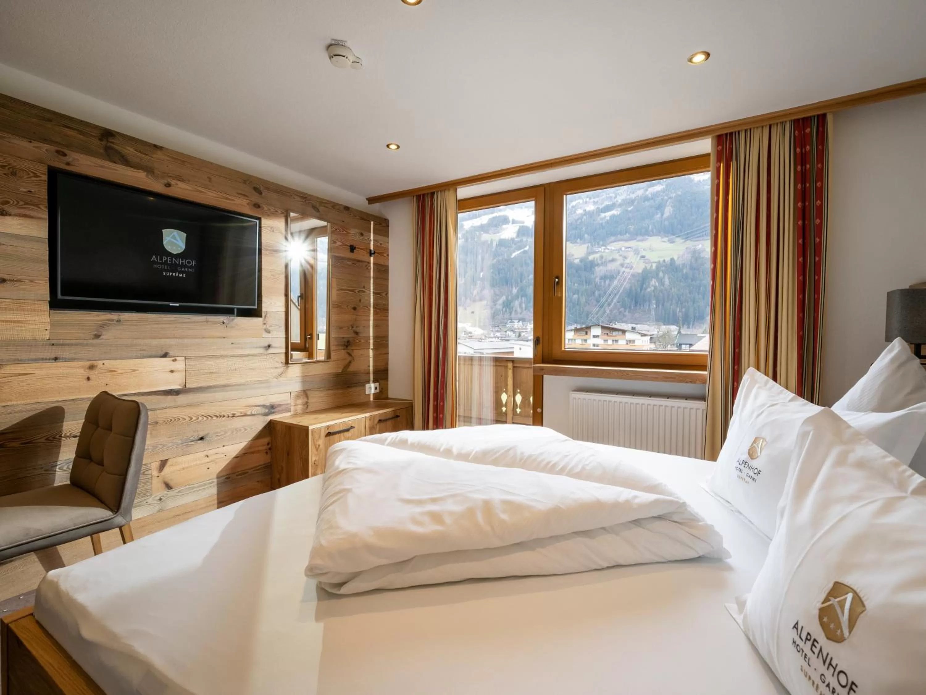 Bed in Alpenhof Hotel Garni Suprême