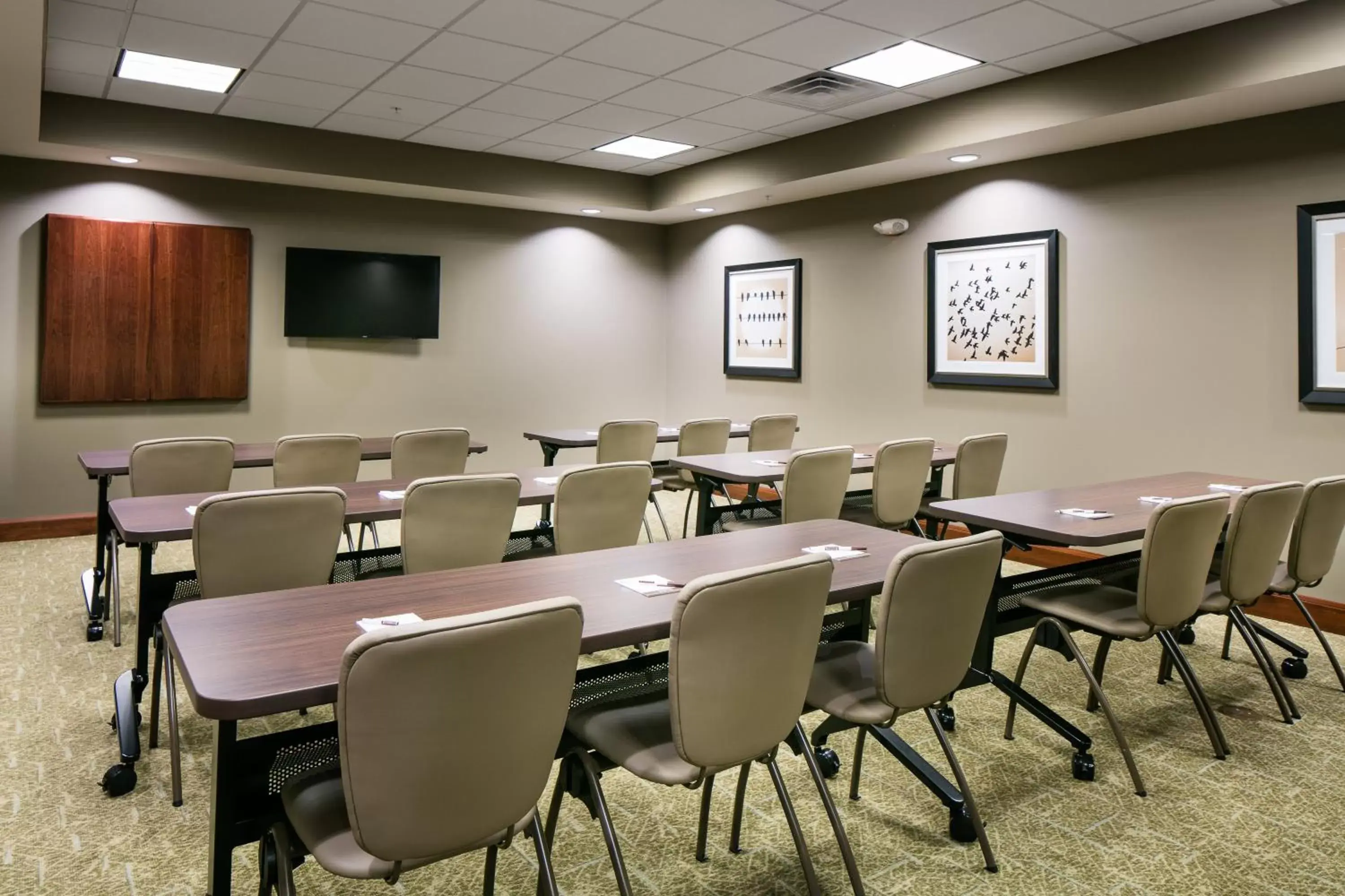 Meeting/conference room in Staybridge Suites Des Moines Downtown, an IHG Hotel