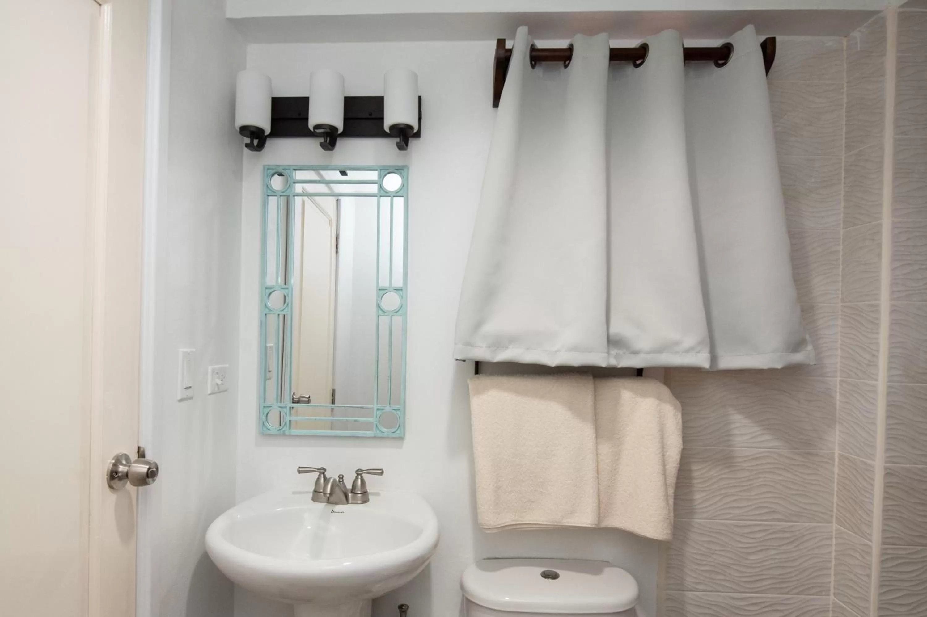 Shower in La Casa de Paz Hotel