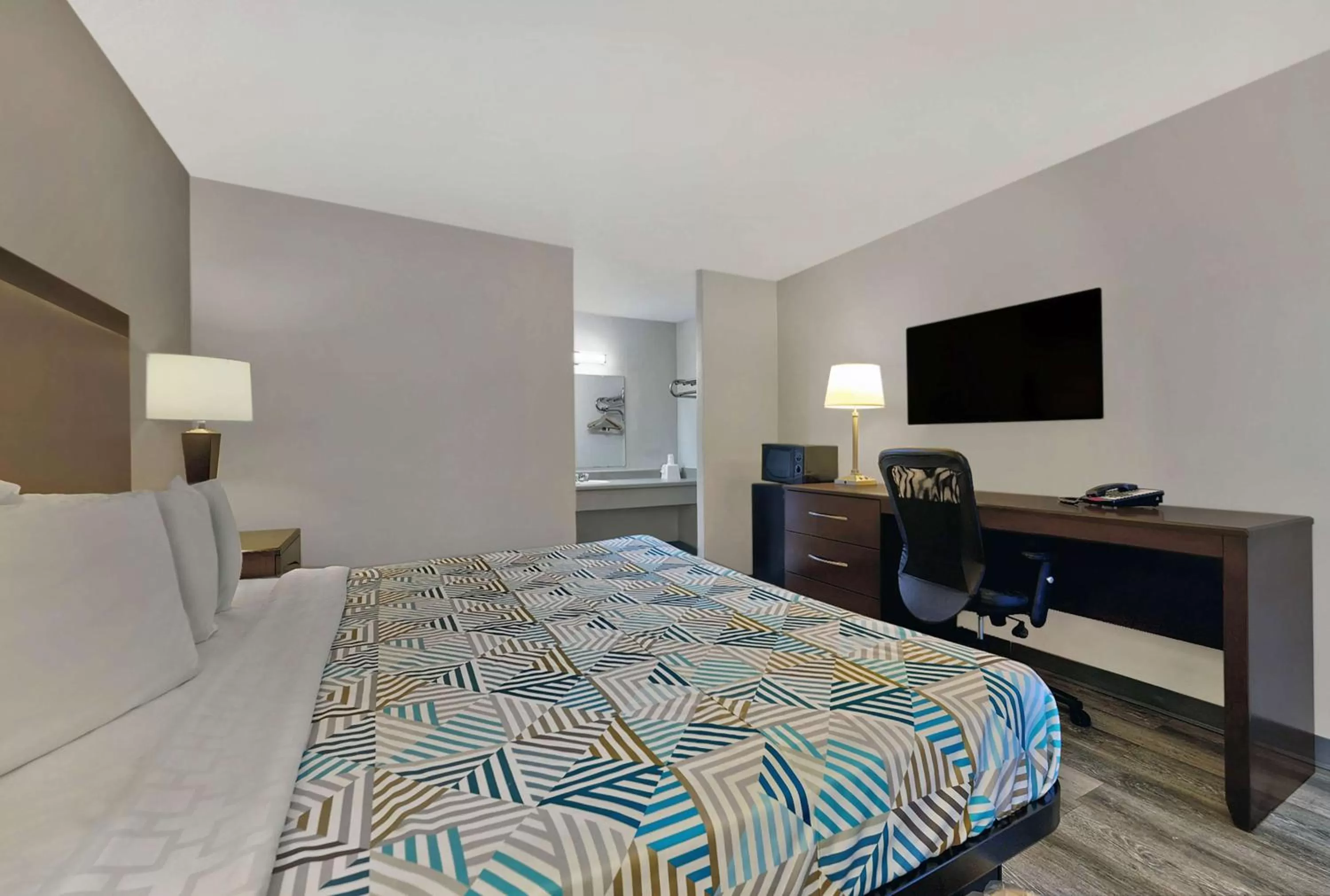 Photo of the whole room, Bed in Motel 6 McDonough, GA