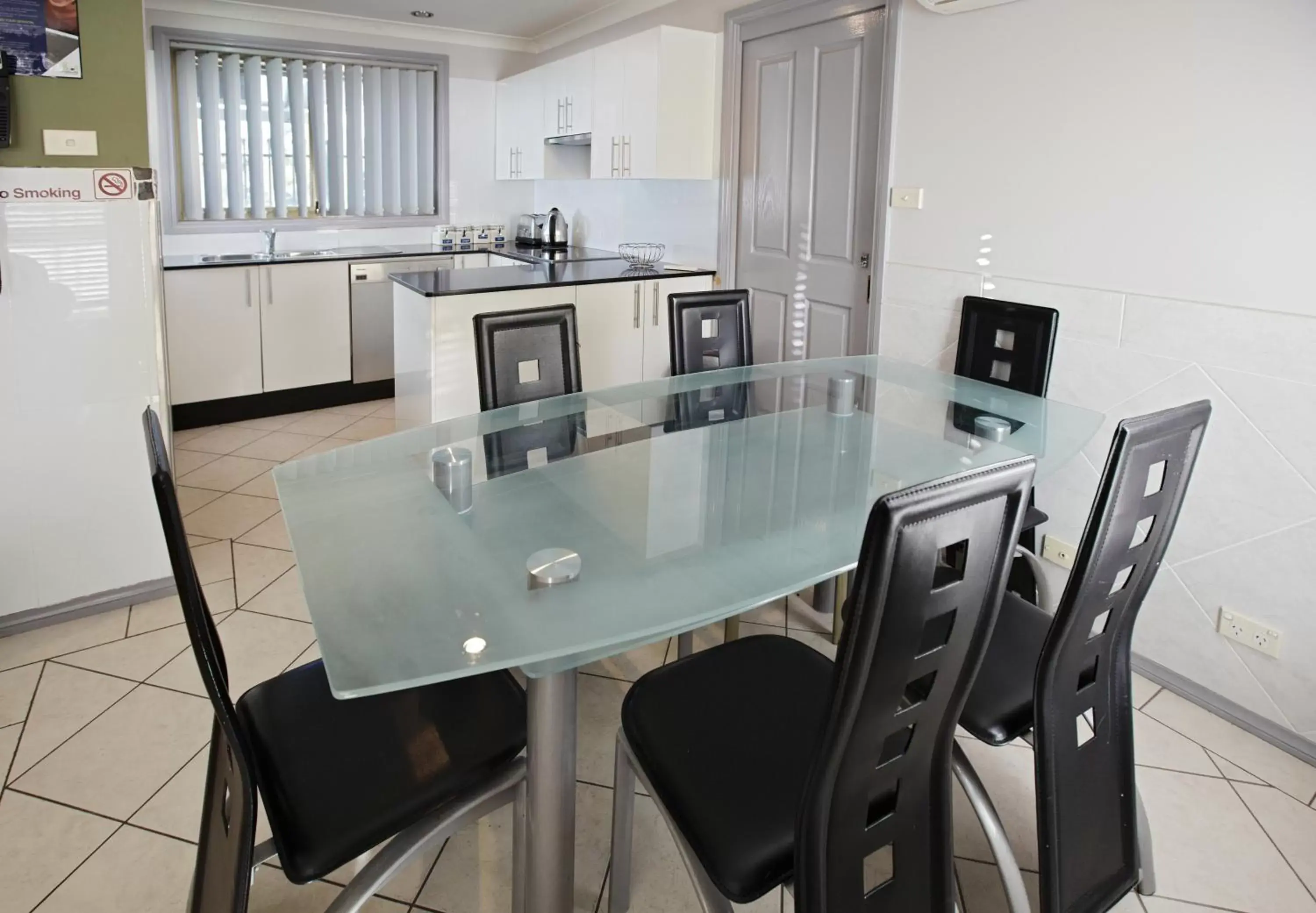 Coffee/tea facilities, Dining Area in Jesmond Executive Villas