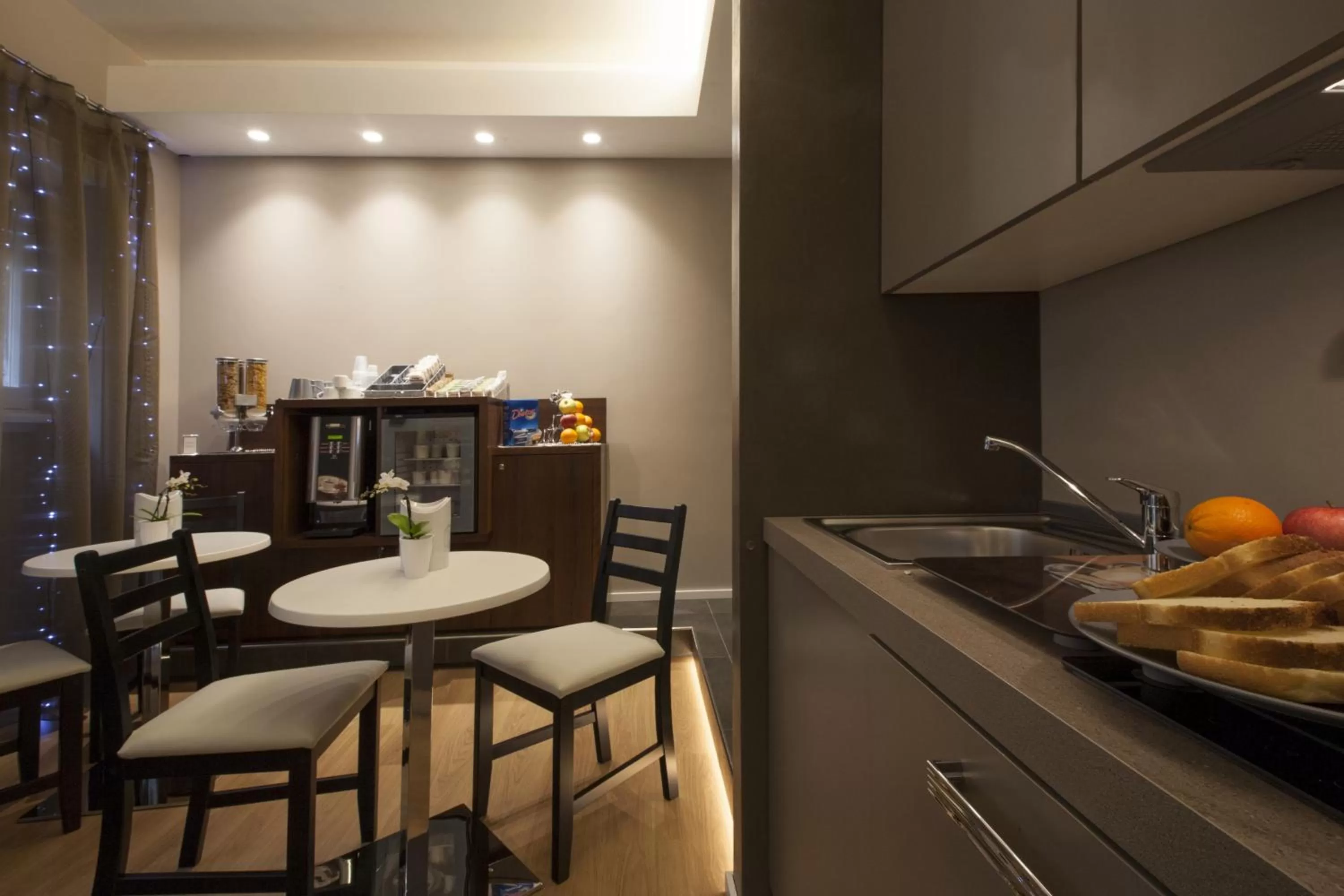 Communal lounge/ TV room in NG Guest House Roma San Pietro