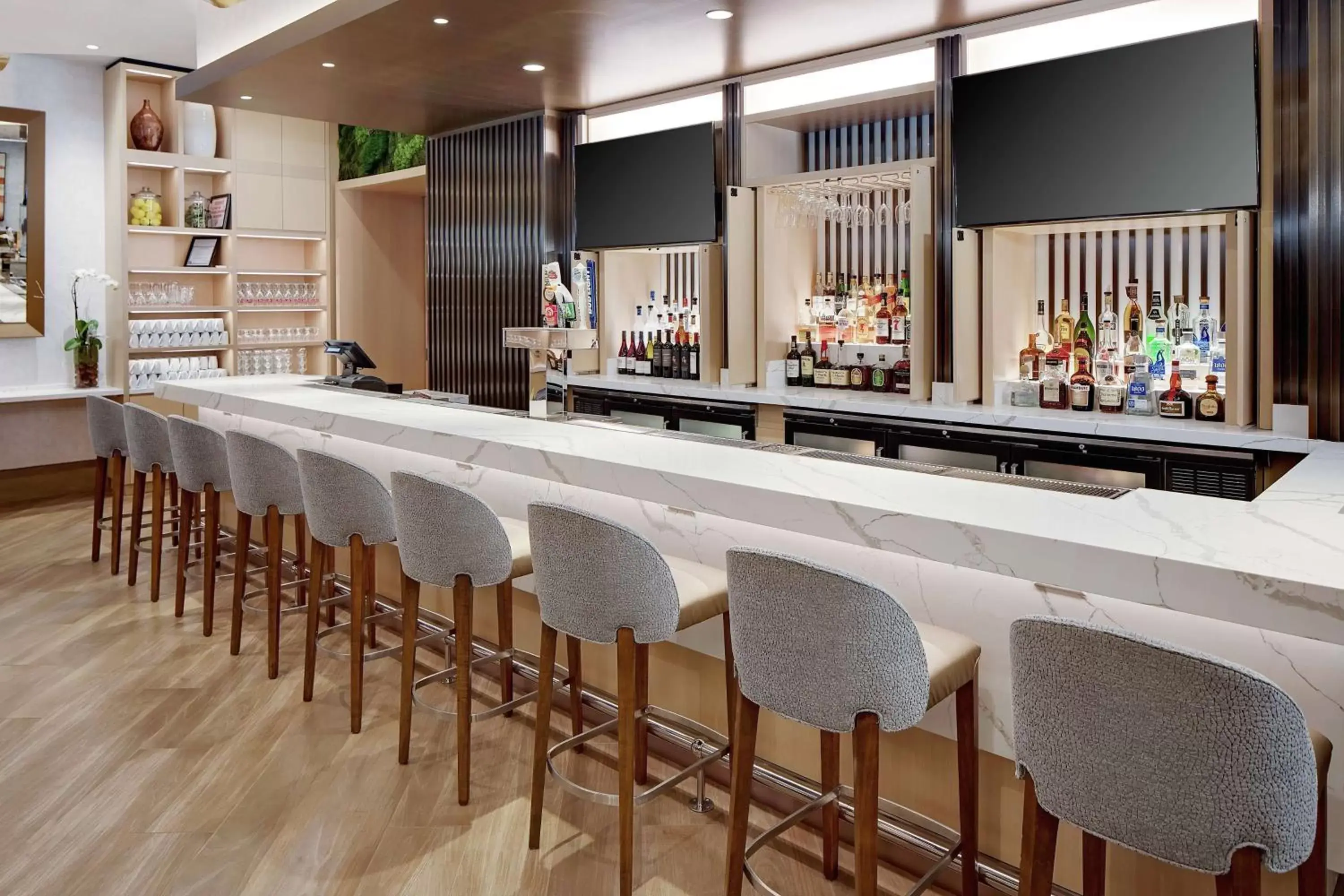 Lounge or bar, Lounge/Bar in DoubleTree by Hilton Chicago Magnificent Mile