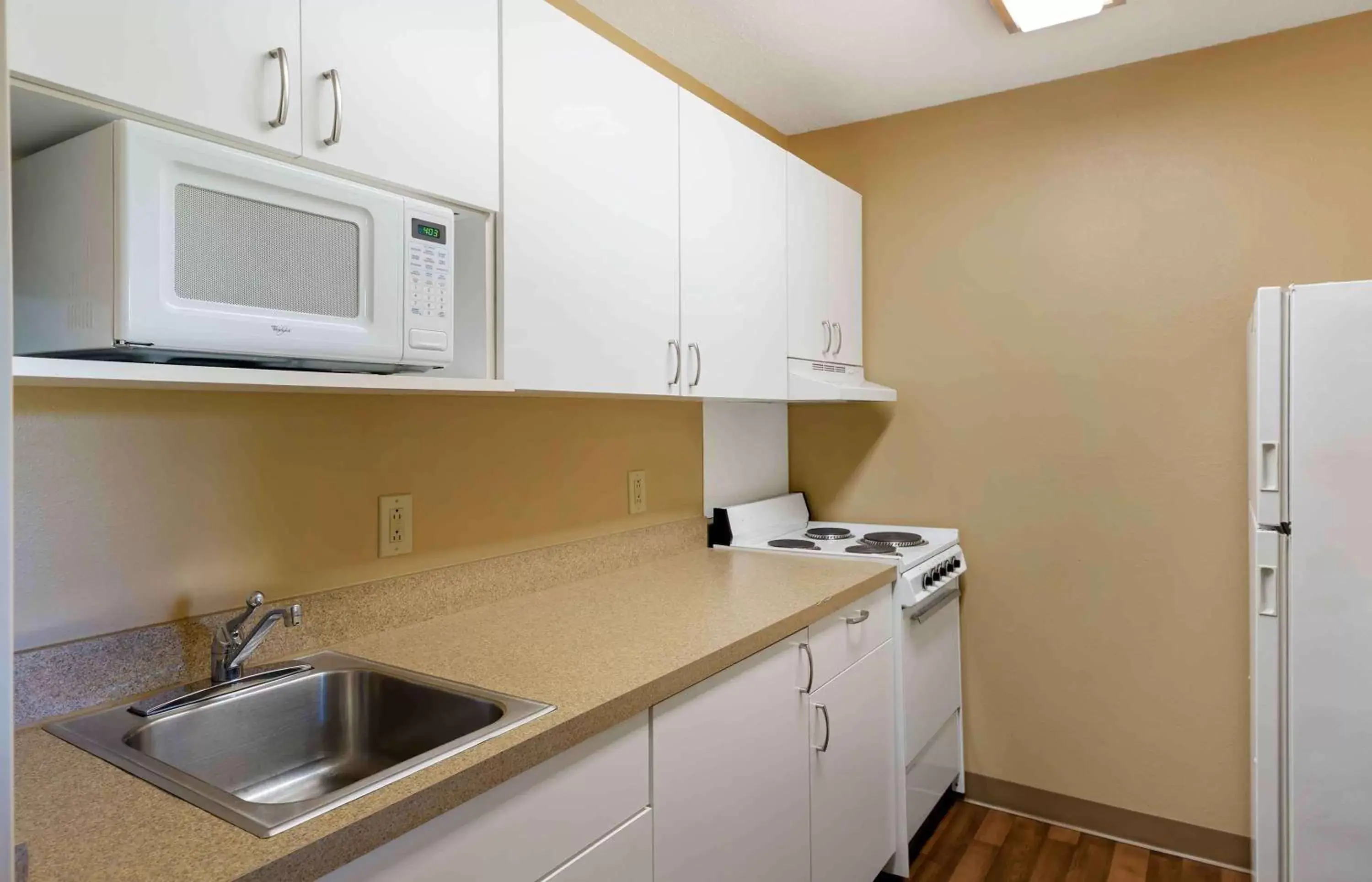 Bedroom, Kitchen/Kitchenette in Extended Stay America Suites - Hartford - Farmington