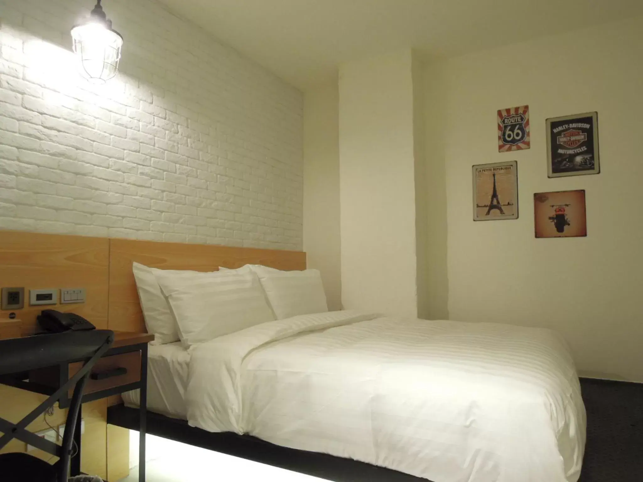 Photo of the whole room, Bed in Re-Change Hotel Taipei