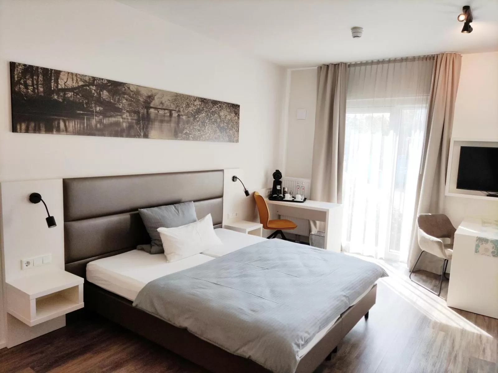 Photo of the whole room, Bed in Amper Art Hotel