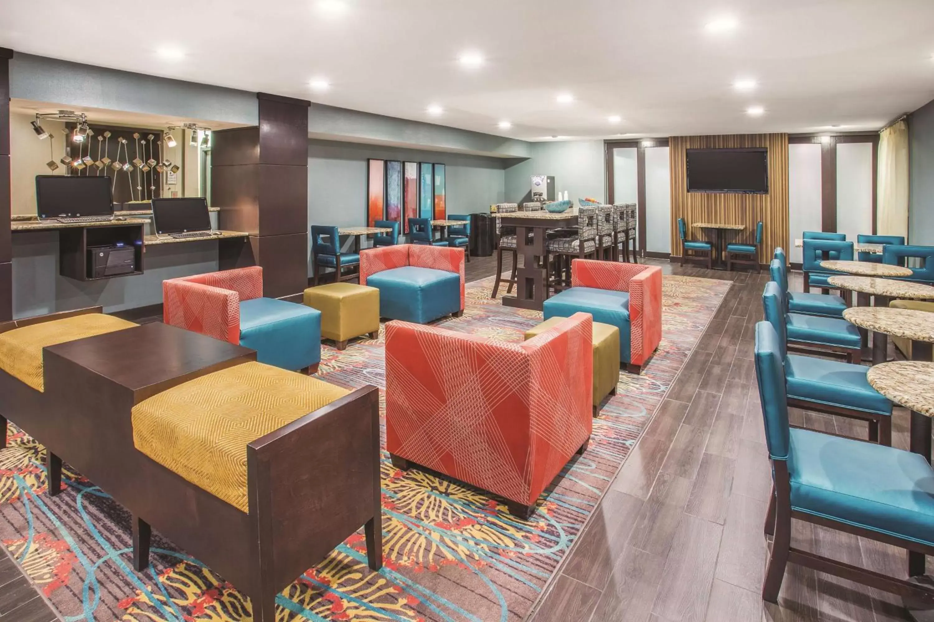 Lobby or reception, Lounge/Bar in La Quinta by Wyndham O'Fallon, IL - St. Louis