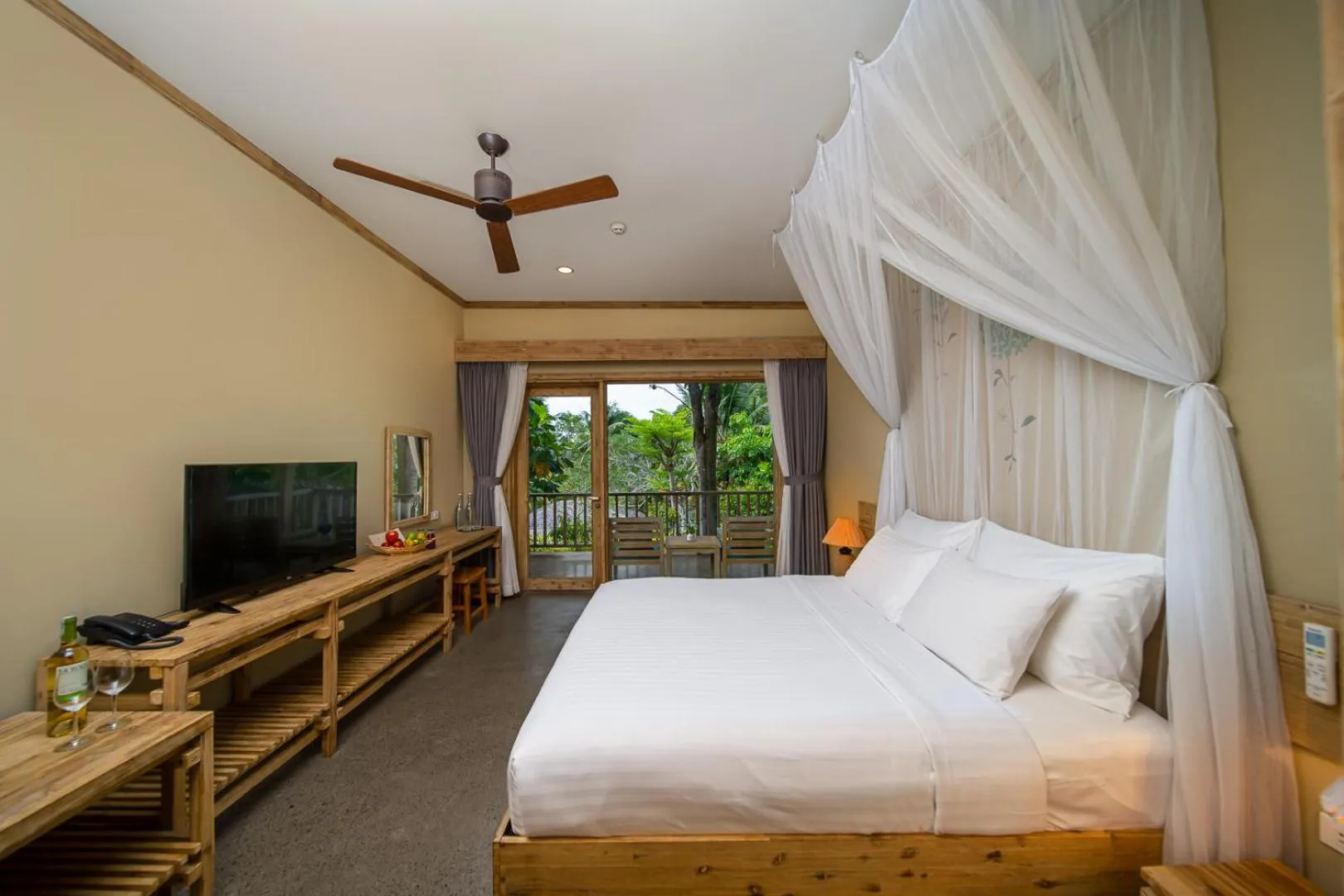 Hill Bungalow with bathtub in Lahana Resort Phu Quoc & Spa