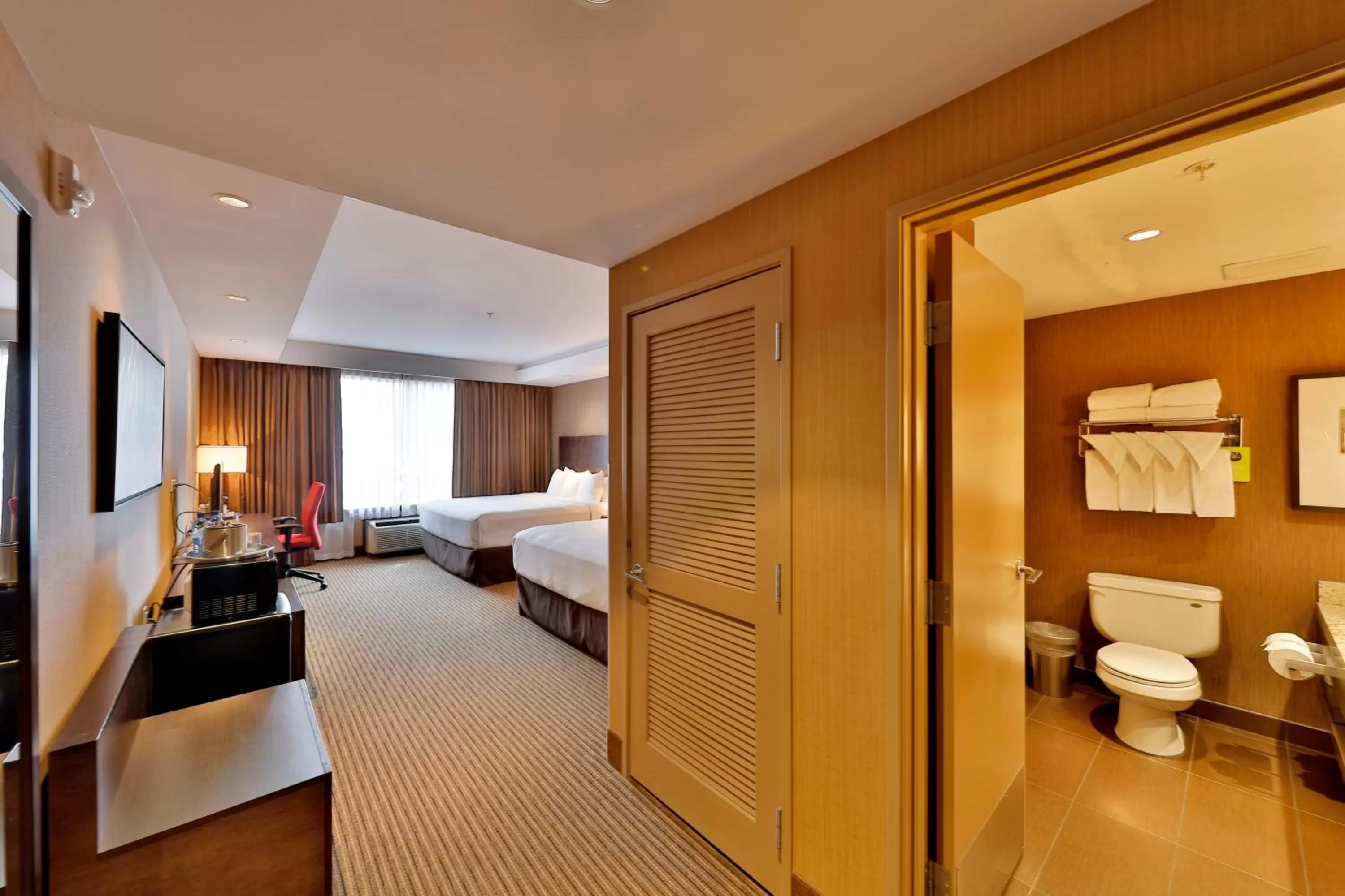 Bathroom, Bed in Edmonton Hotel & Convention Center Edmonton