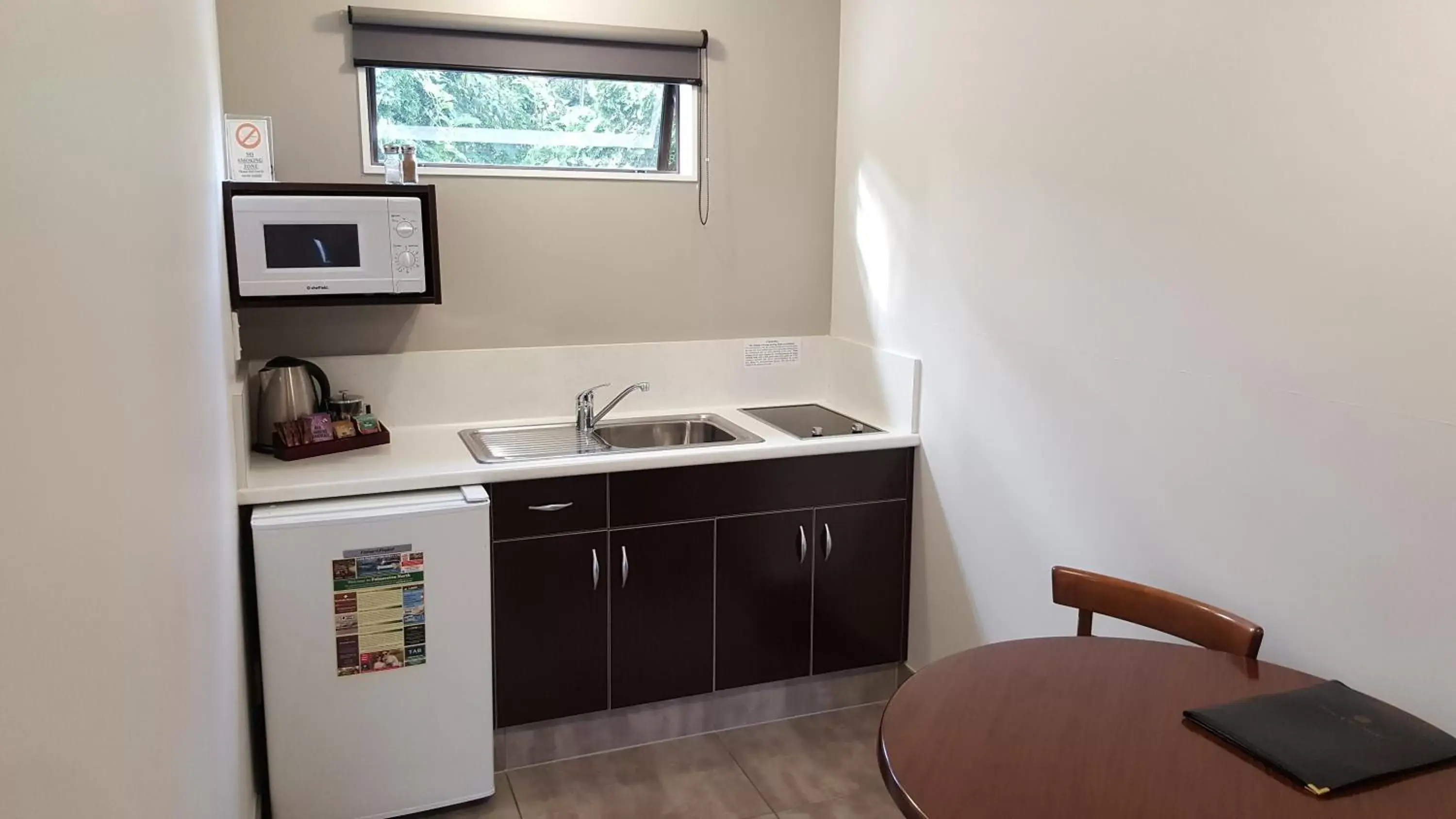 Kitchen/Kitchenette in Rose City Motel