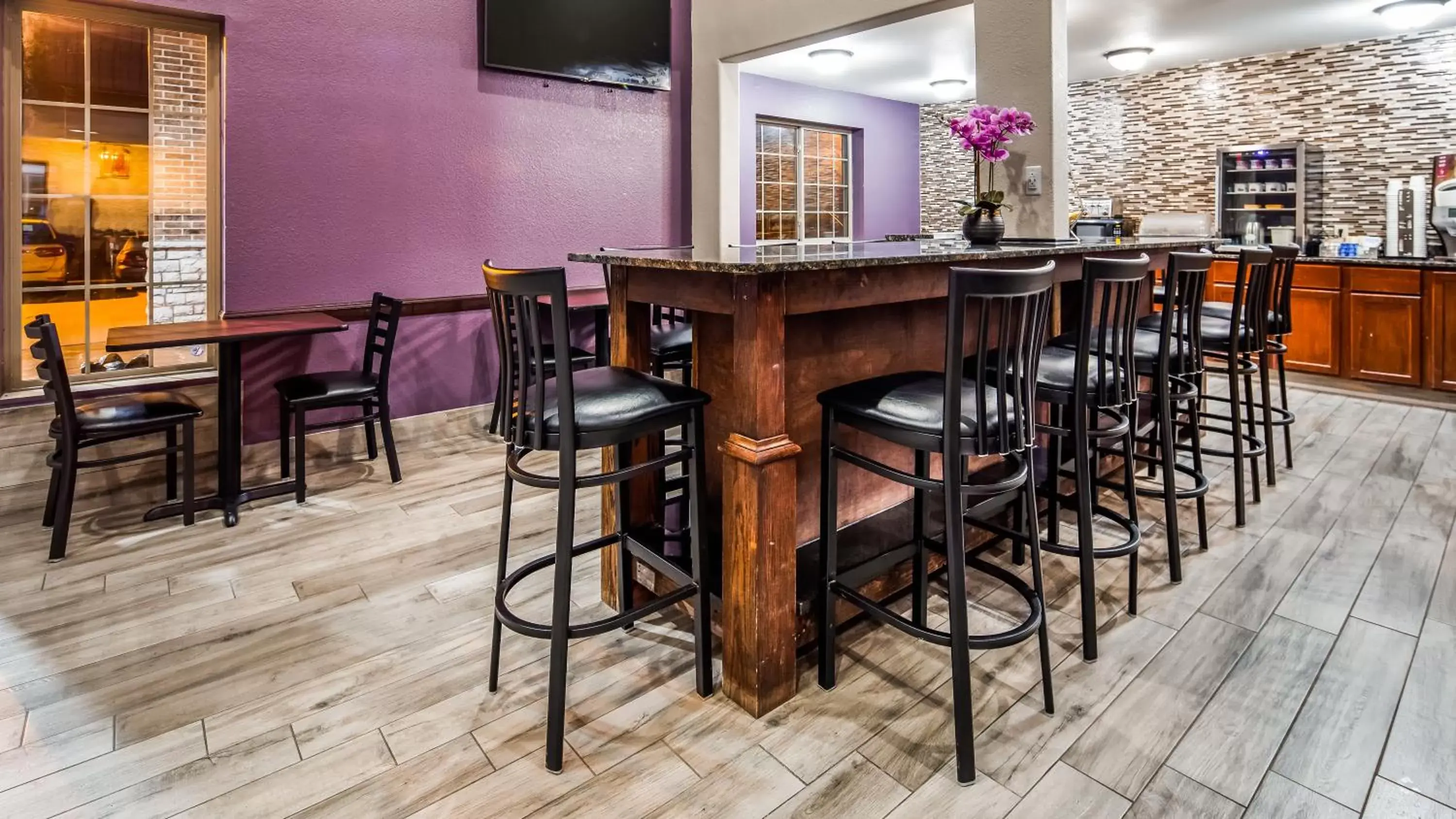 Restaurant/places to eat, Lounge/Bar in SureStay Plus Hotel by Best Western Kearney