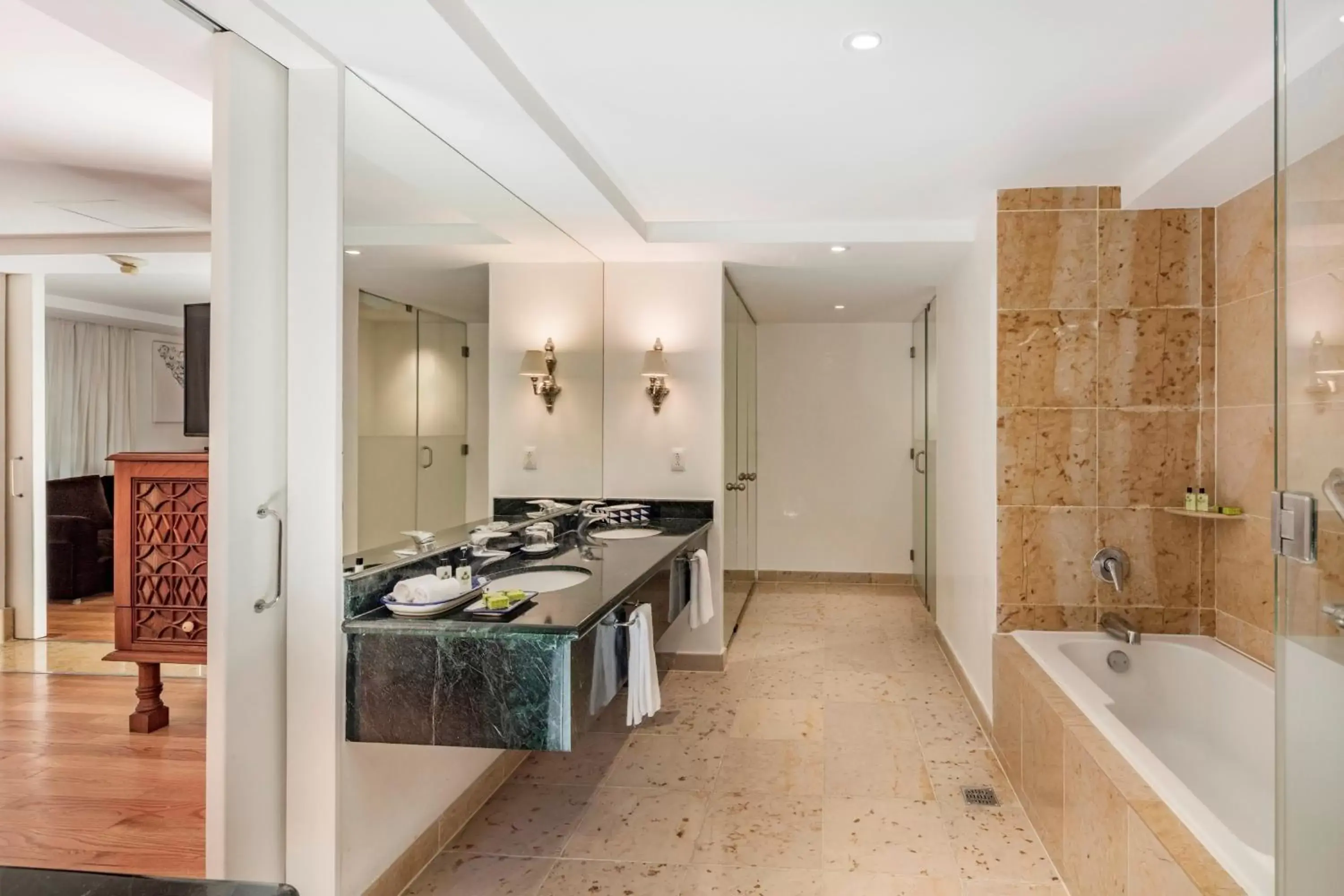 Bathroom, Kitchen/Kitchenette in Presidente Intercontinental Puebla, an IHG Hotel