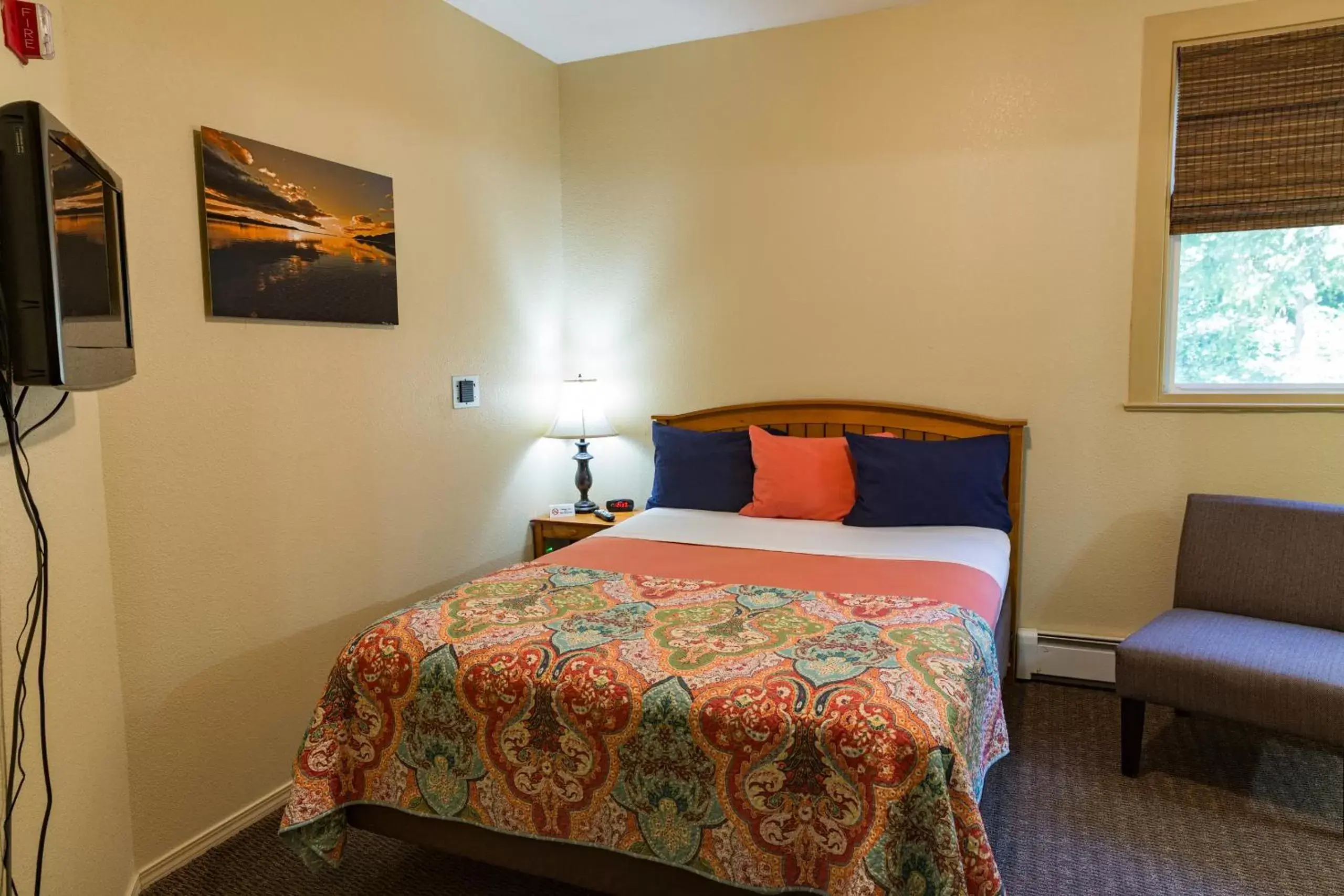 Queen Room with Garden View in Hotel Cathlamet Queen Room with Garden View in Hotel Cathlamet