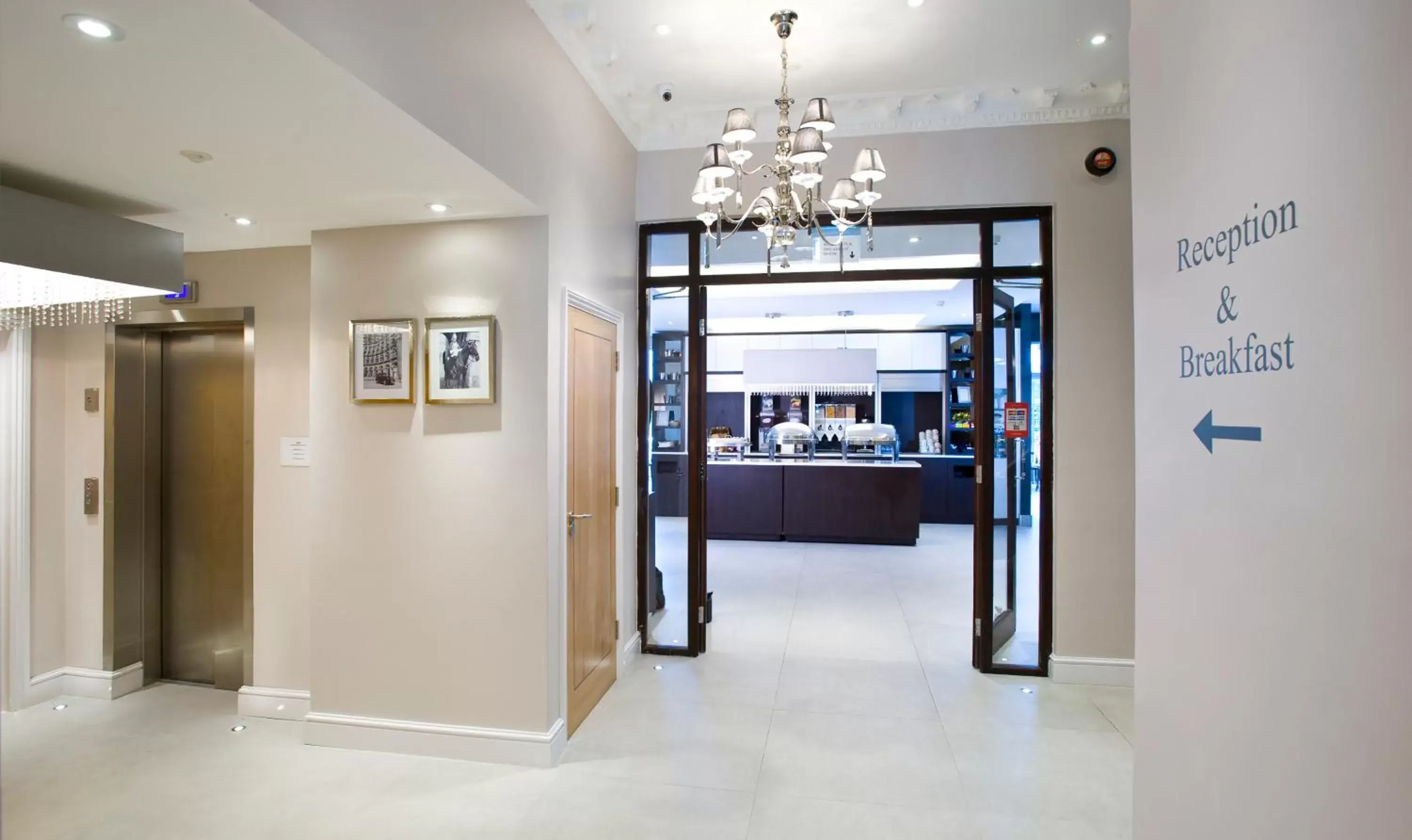 Lounge or bar in Best Western Chiswick Palace & Suites London