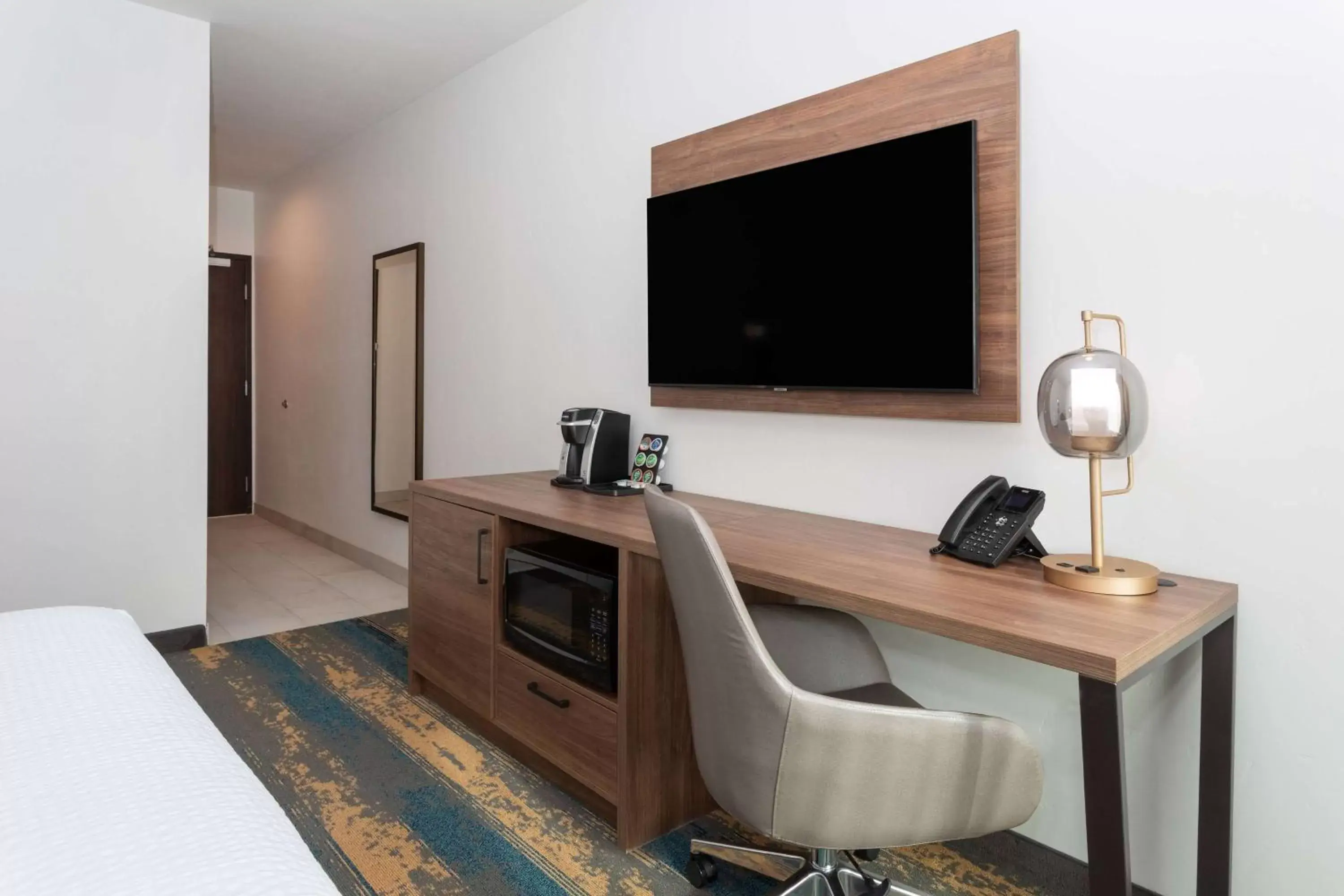 Photo of the whole room, TV/Entertainment Center in La Quinta Inn & Suites by Wyndham Galt Lodi North
