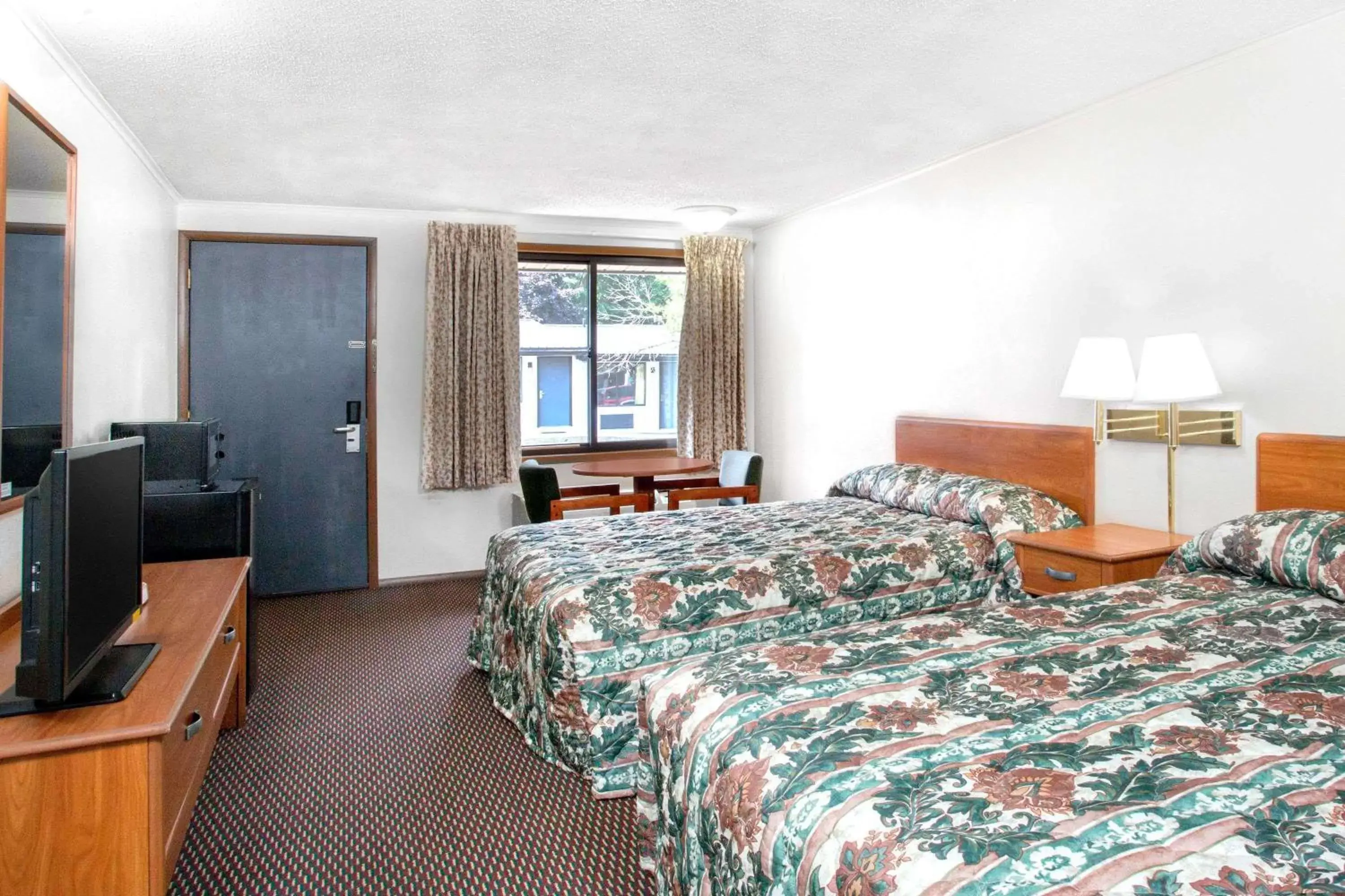 Photo of the whole room, Bed in Knights Inn - Scranton/Wilkes-Barre/Pittston
