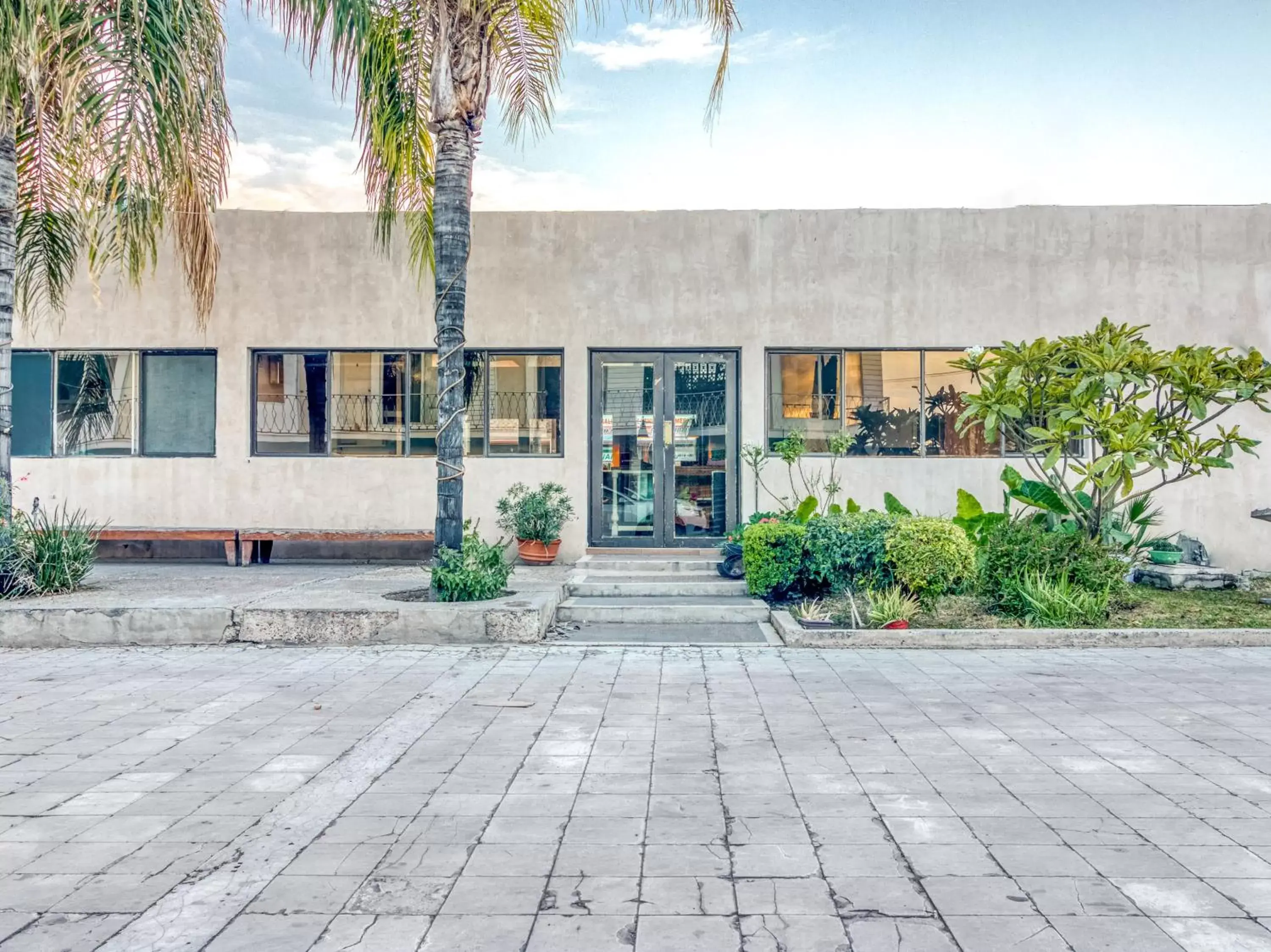 Facade/entrance, Property Building in Capital O Hotel La Siesta, Gomez Palacio