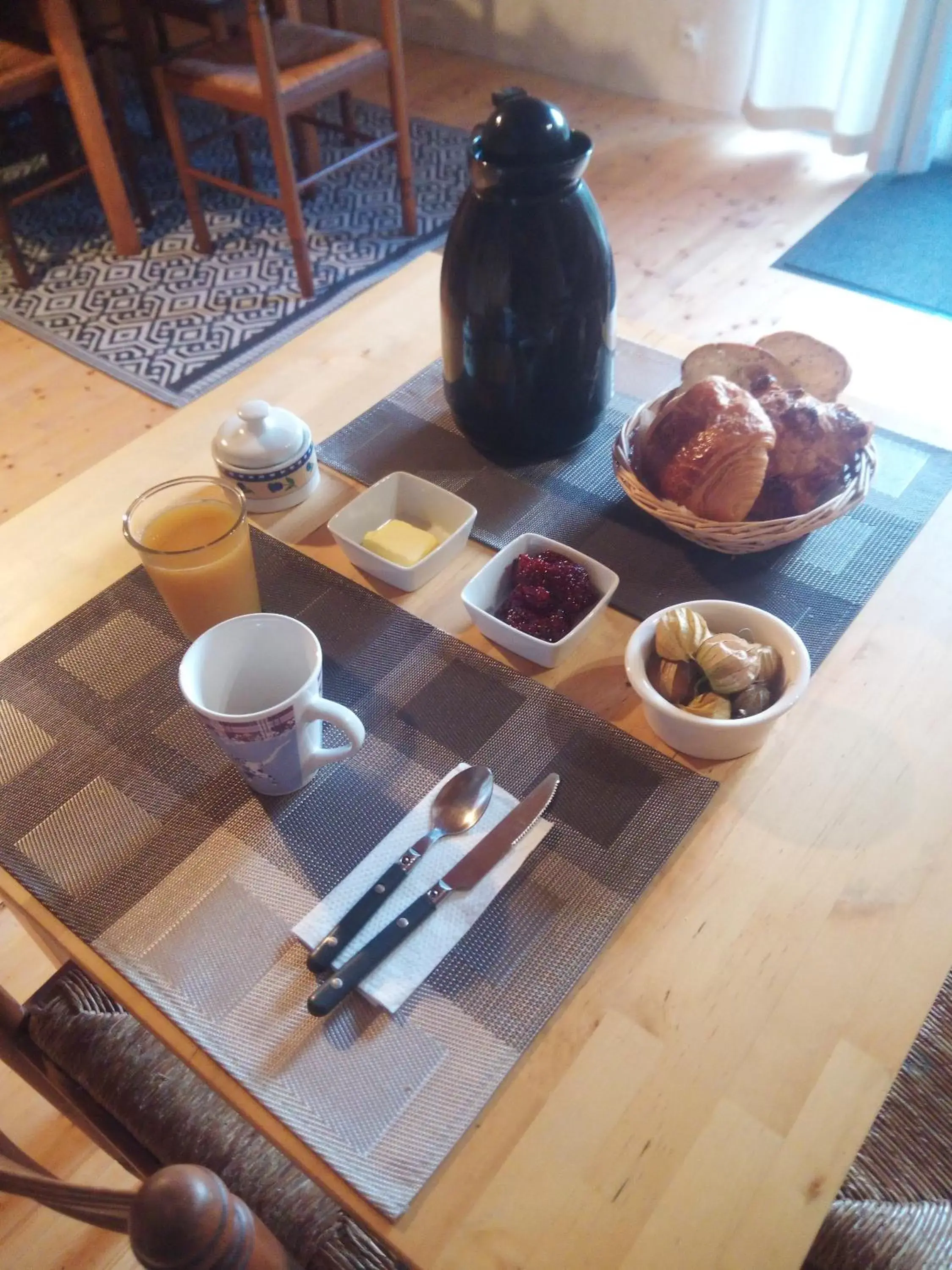 Continental breakfast in Le Jardin Enchanteur, chaleureuse maison d'hôtes calme et accueillante