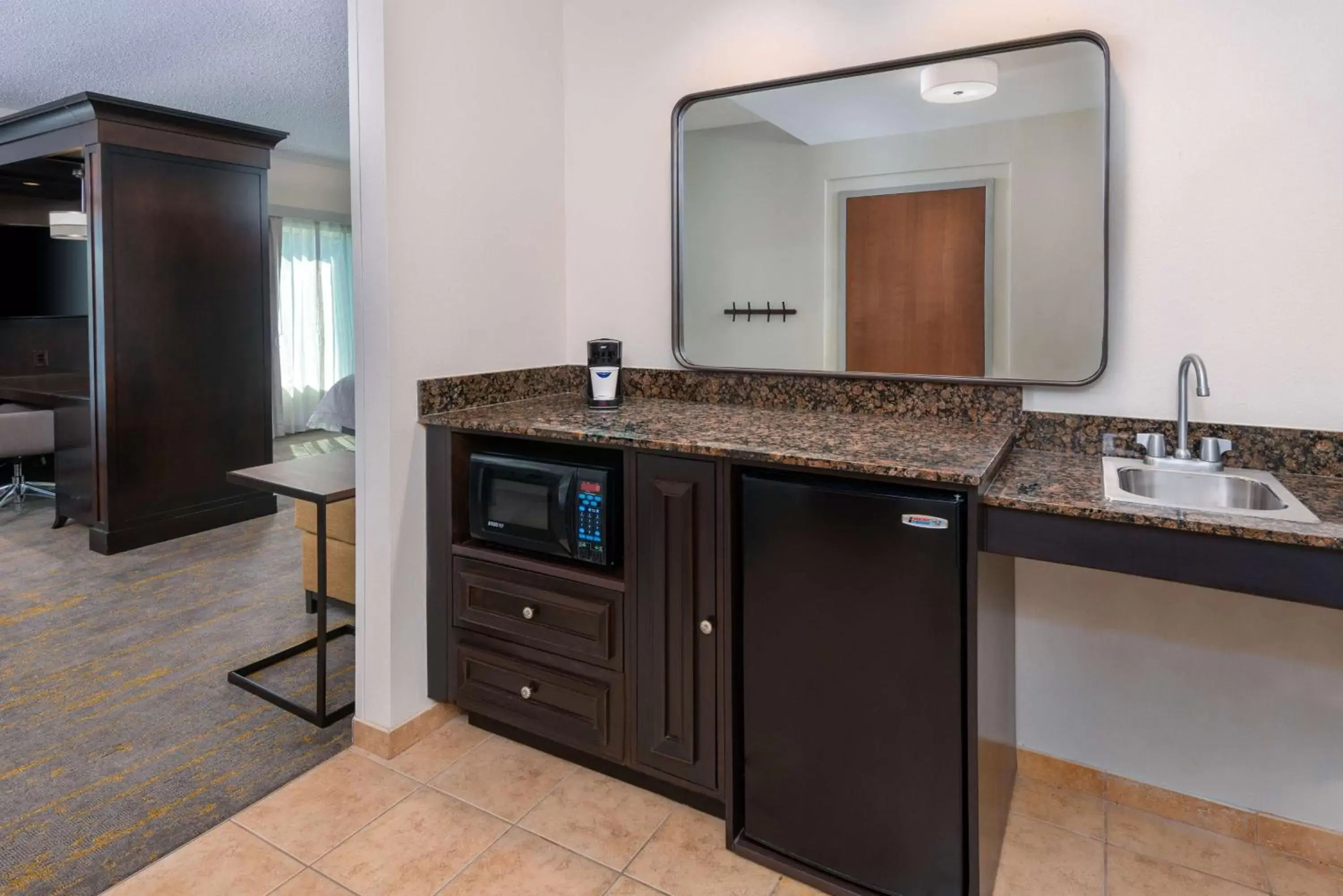 Bedroom, Kitchen/Kitchenette in Hampton Inn and Suites Sarasota/Lakewood Ranch