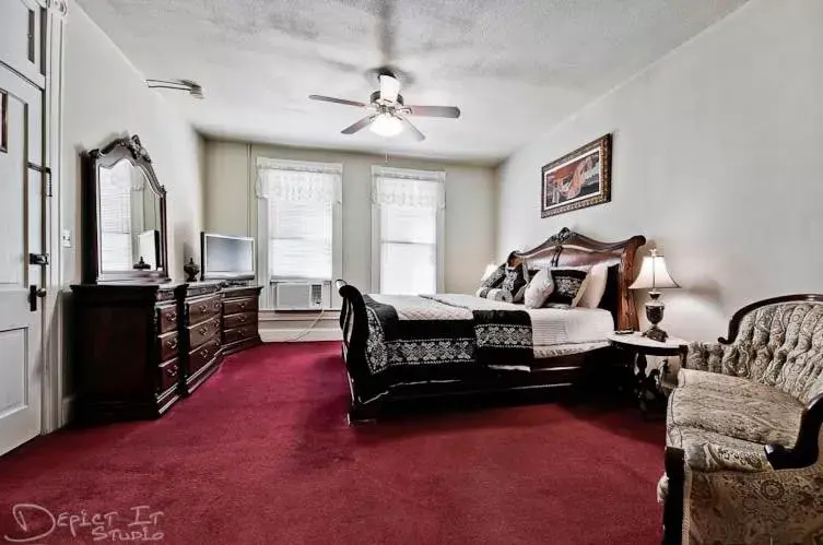 Seating Area in New Orleans Hotel Eureka Springs