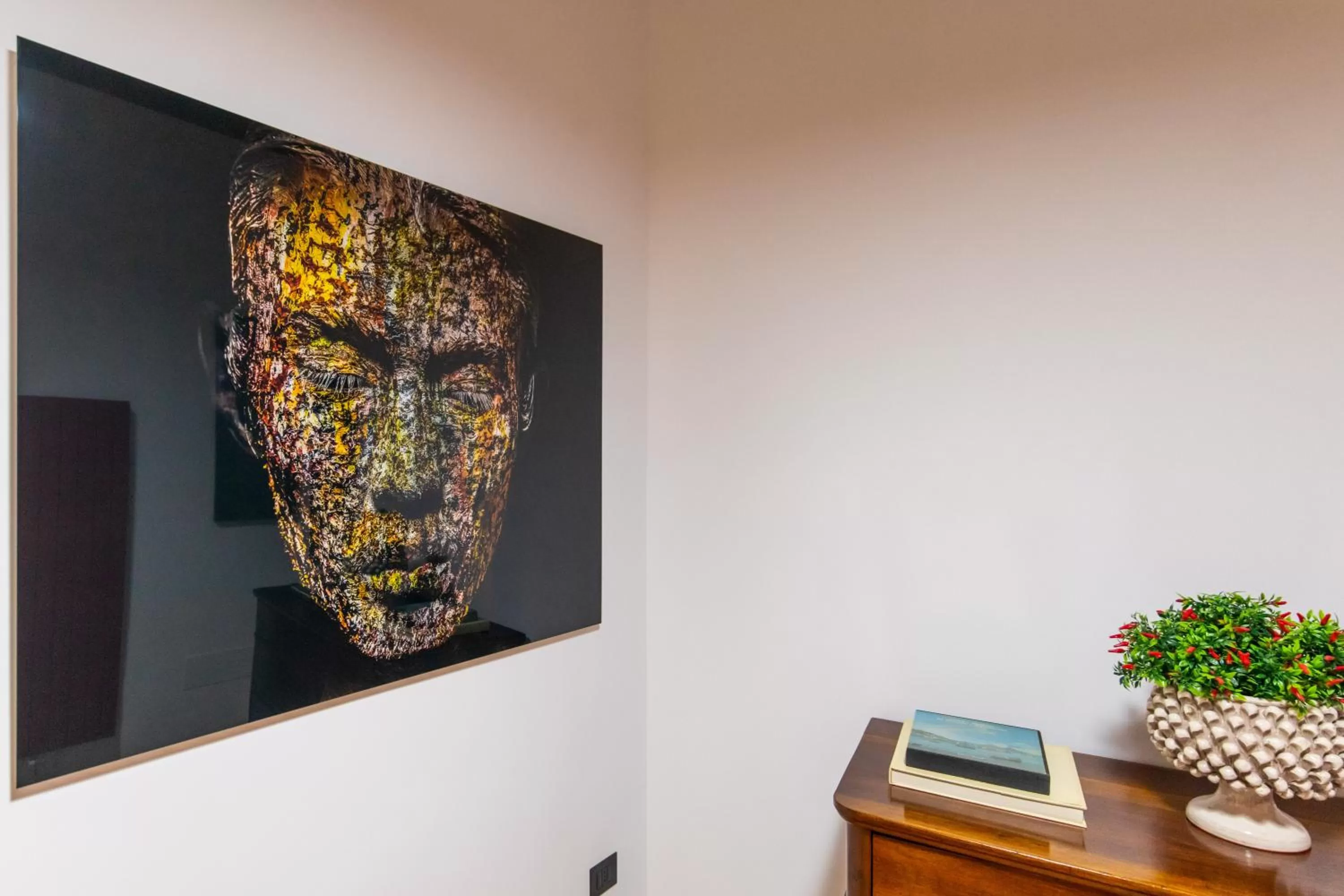 Communal lounge/ TV room, TV/Entertainment Center in AMANA